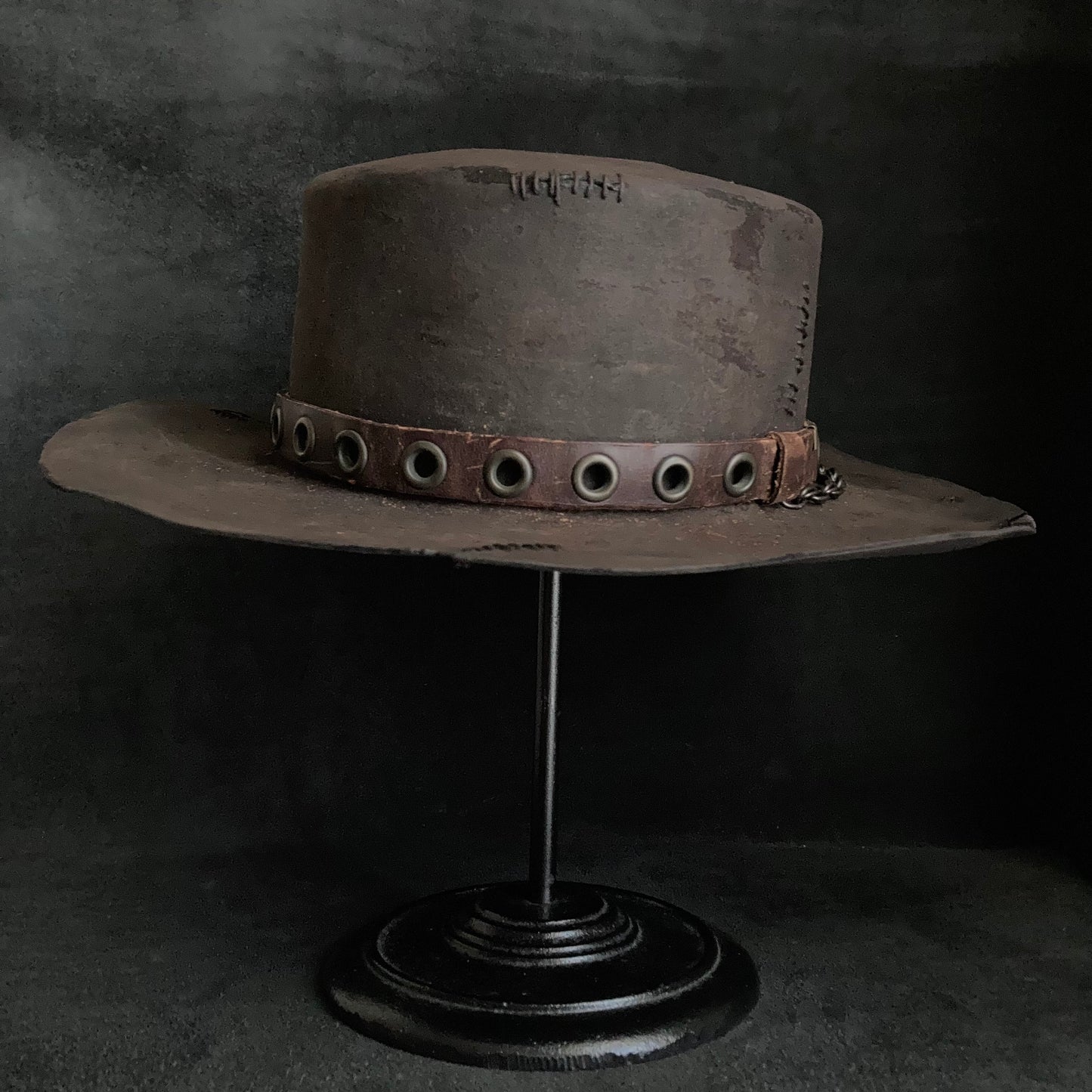 Eyelet belt burned flat hat