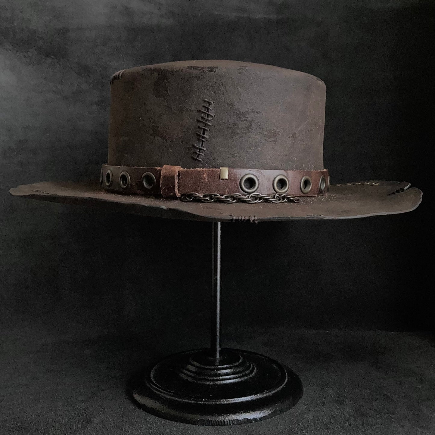 Eyelet belt burned flat hat