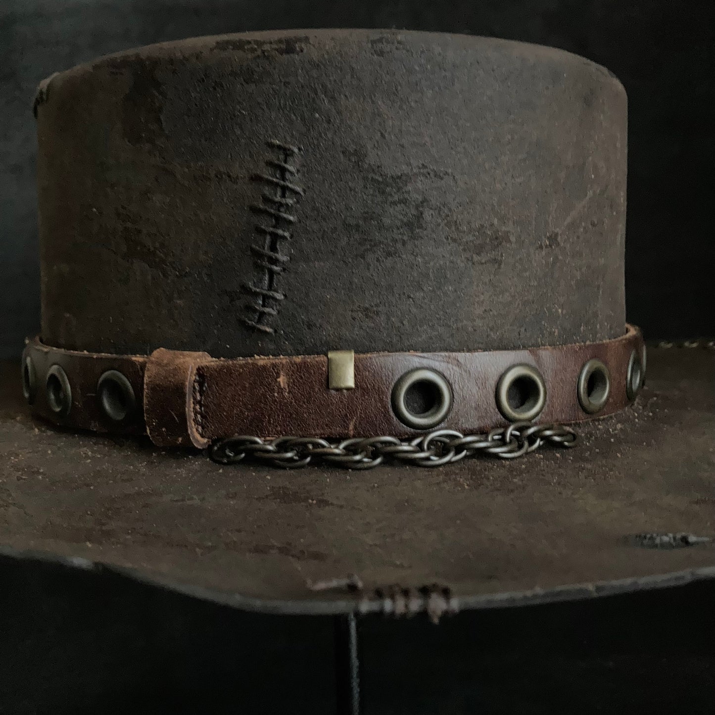 Eyelet belt burned flat hat