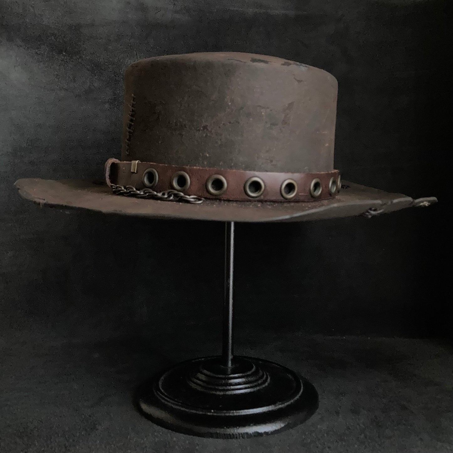 Eyelet belt burned flat hat