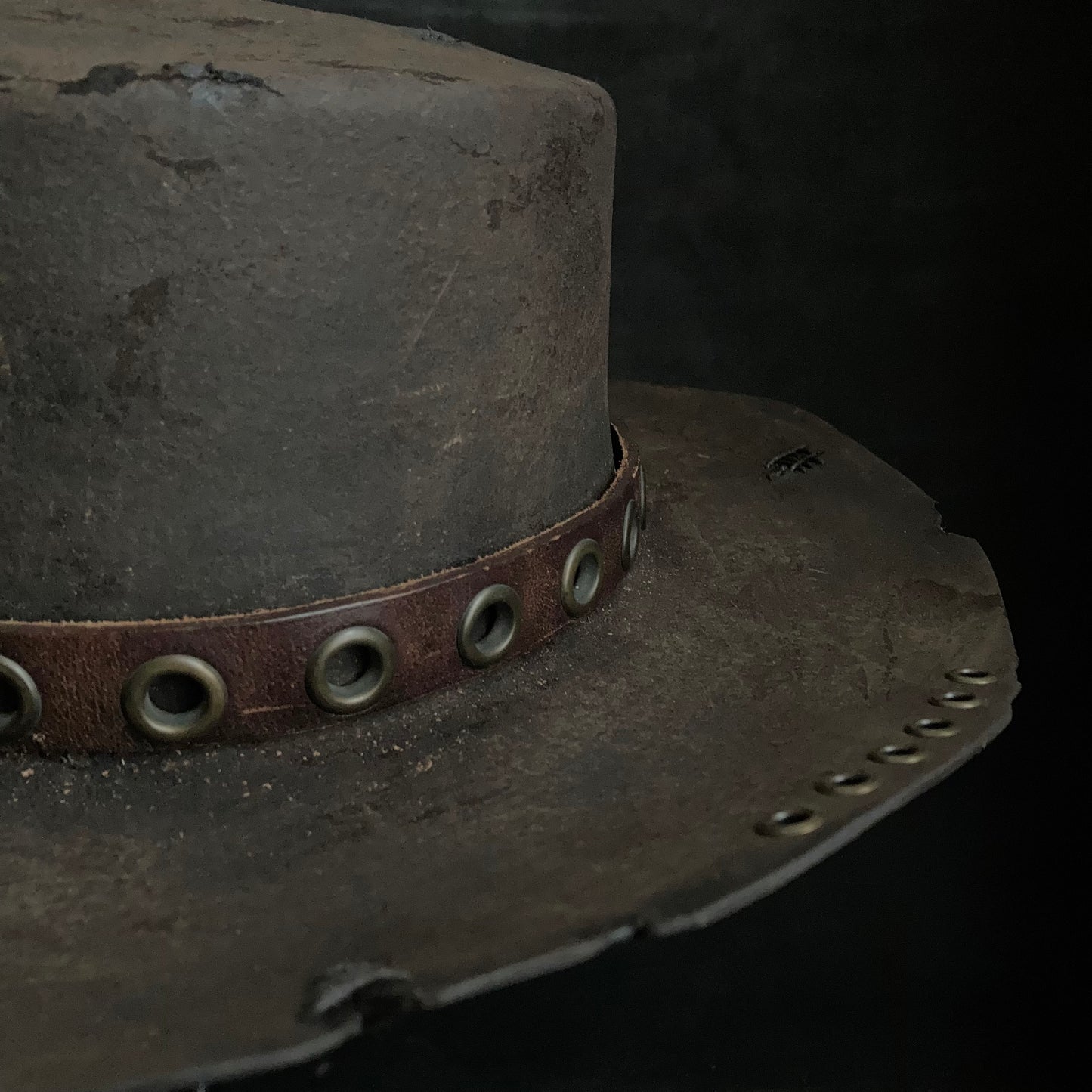 Eyelet belt burned flat hat