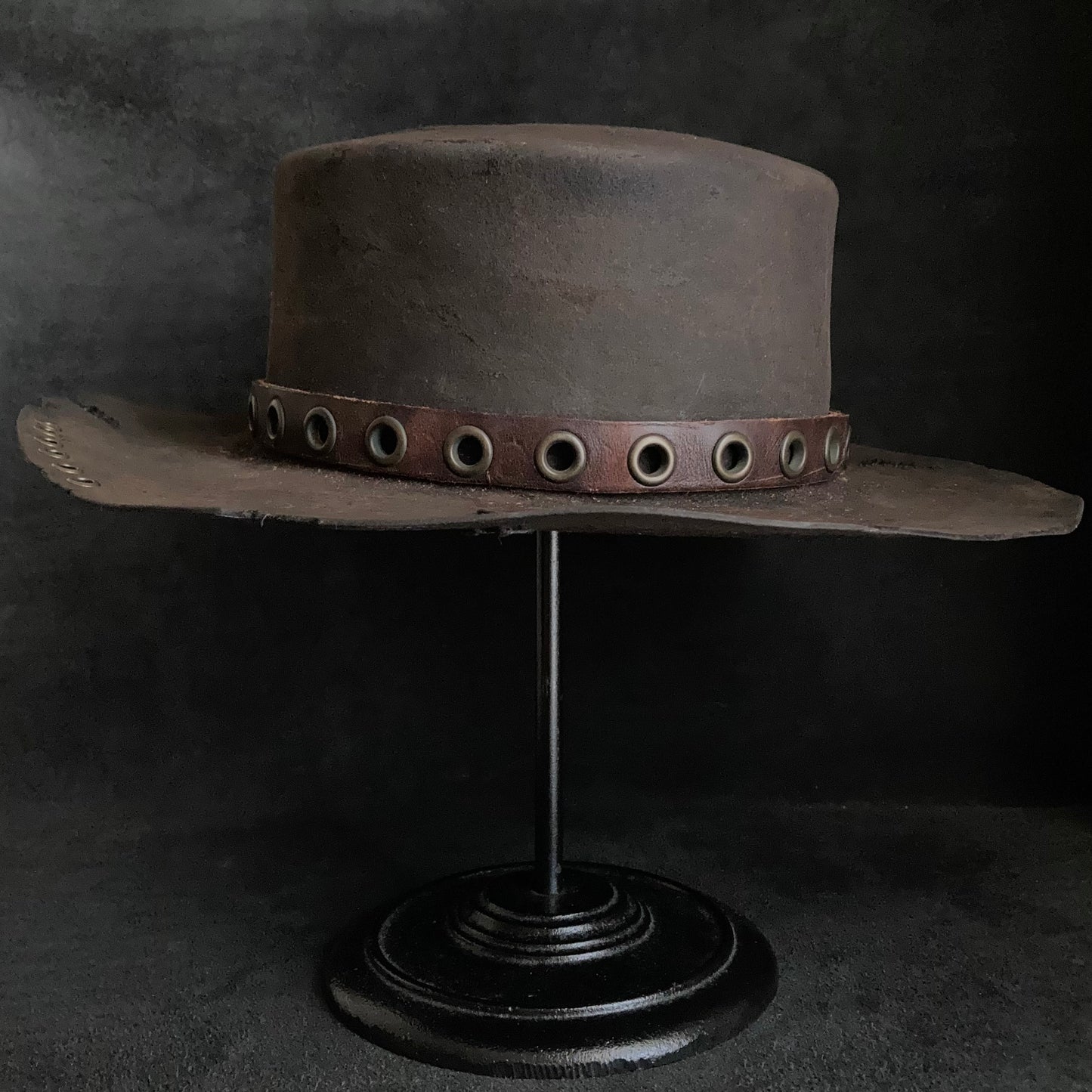 Eyelet belt burned flat hat