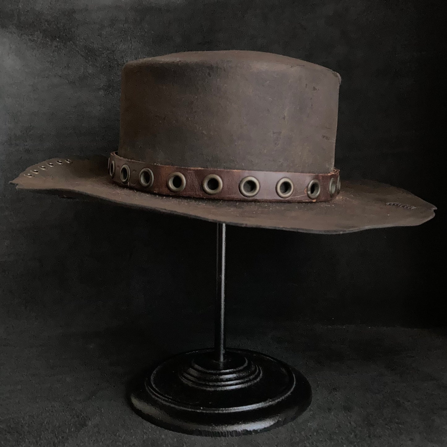 Eyelet belt burned flat hat
