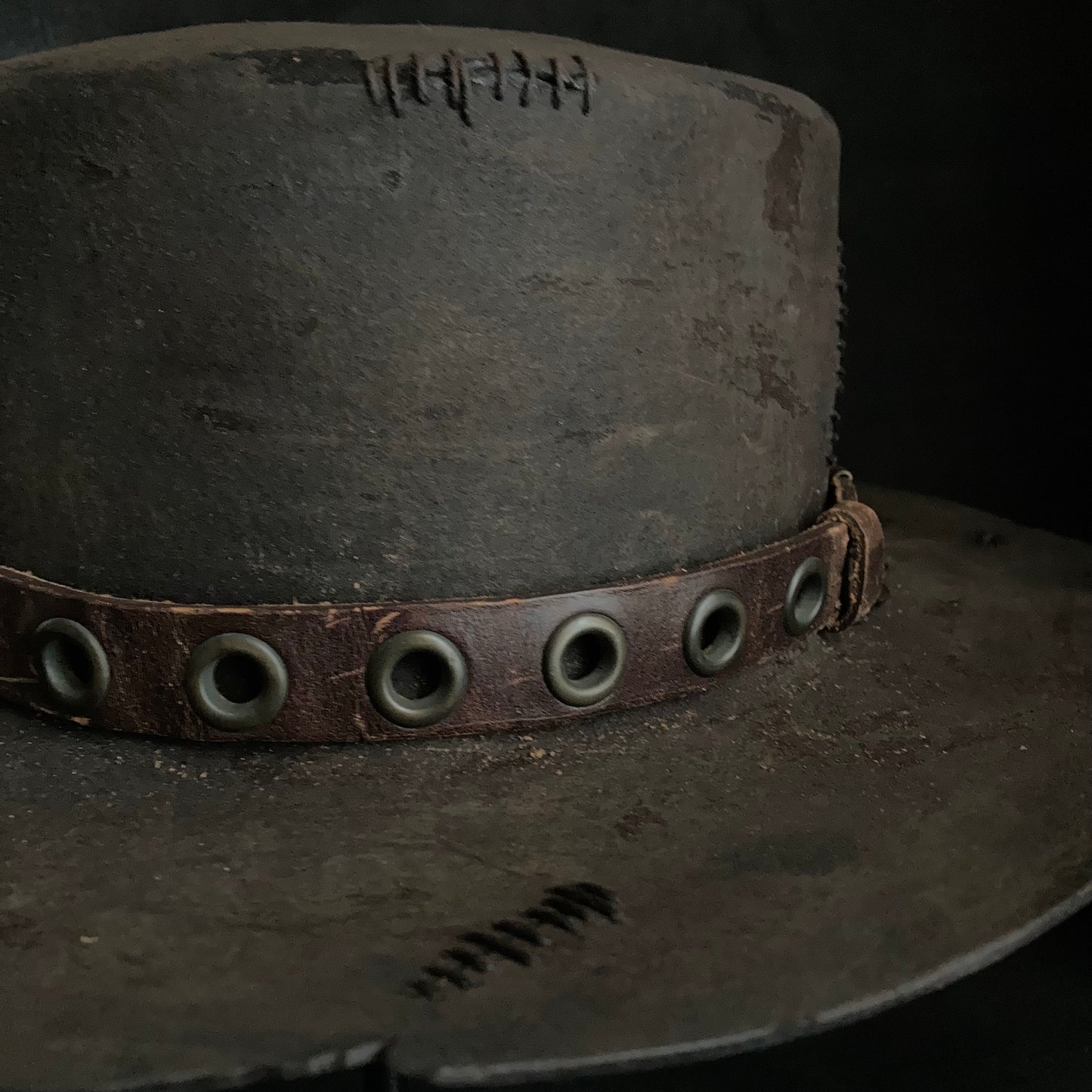 Eyelet belt burned flat hat