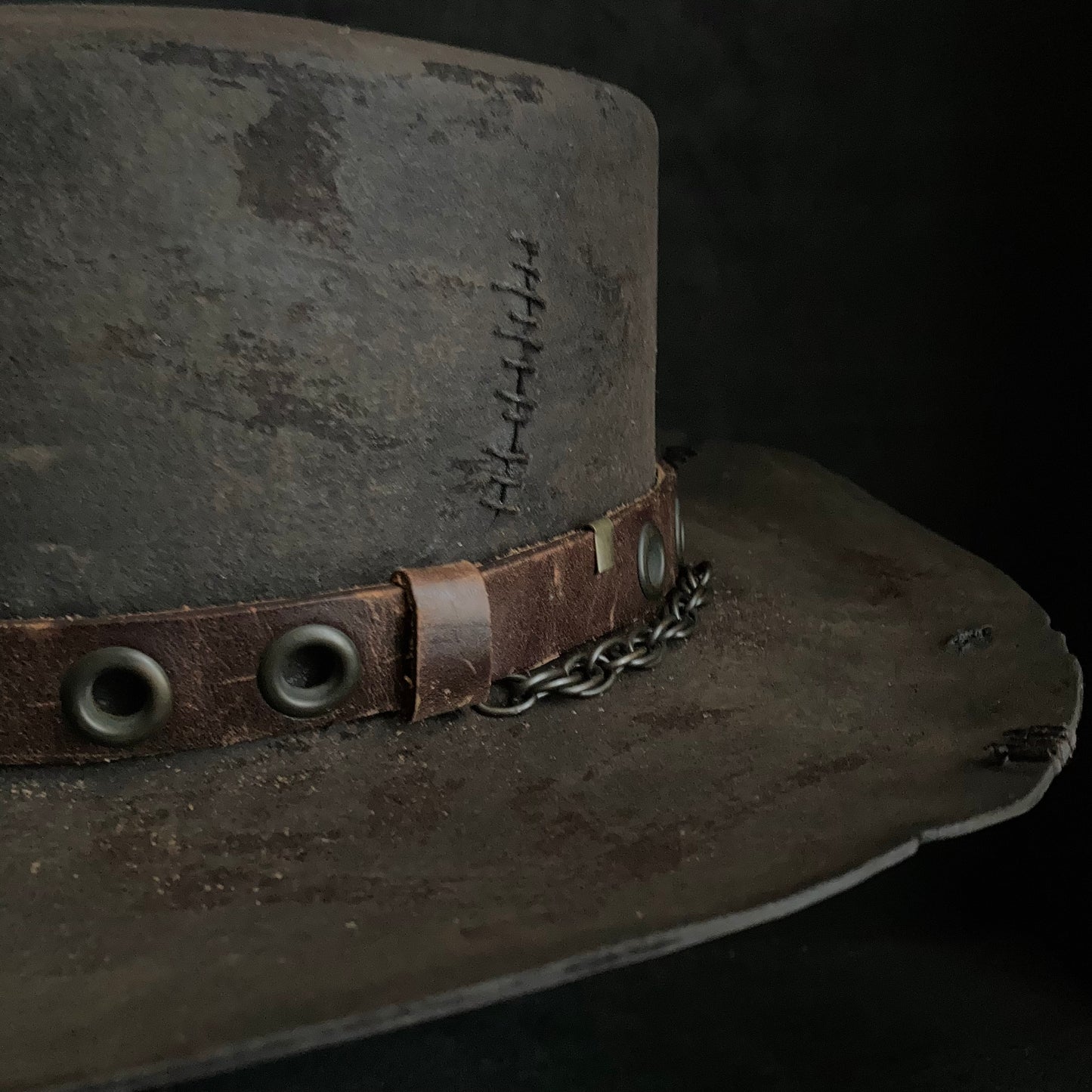 Eyelet belt burned flat hat