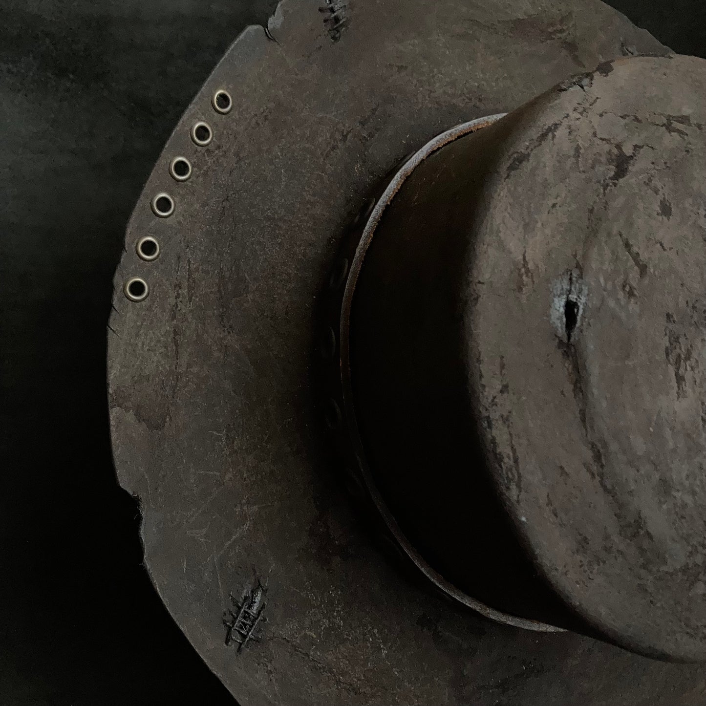 Eyelet belt burned flat hat