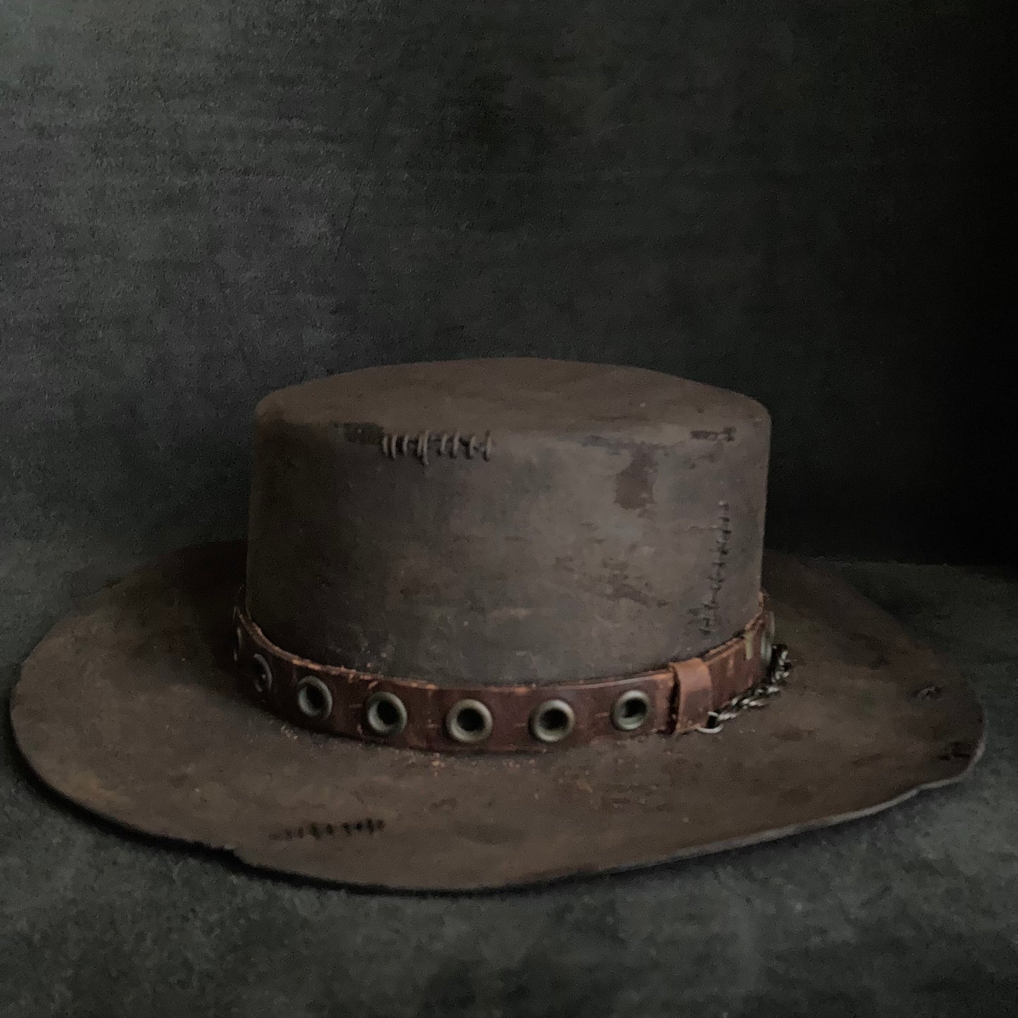 Eyelet belt burned flat hat