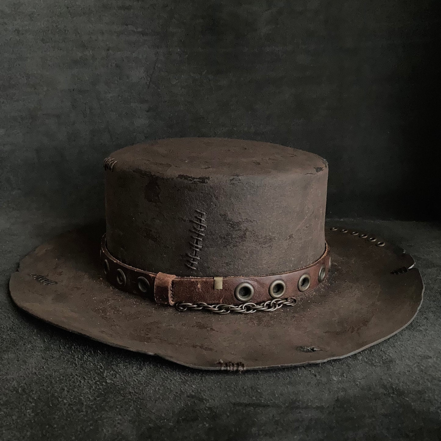 Eyelet belt burned flat hat