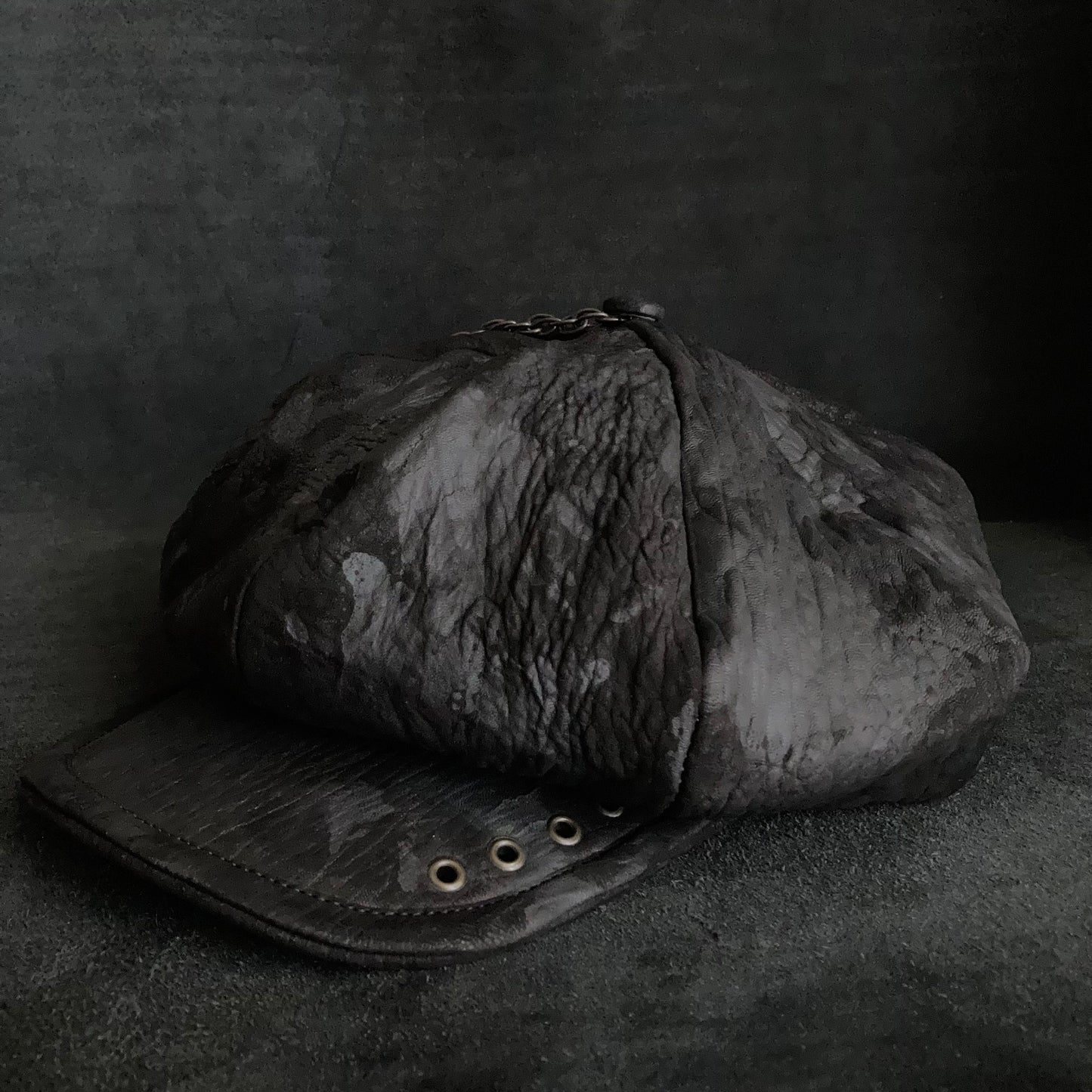Big volume bleach leather chain casquette (brim core)