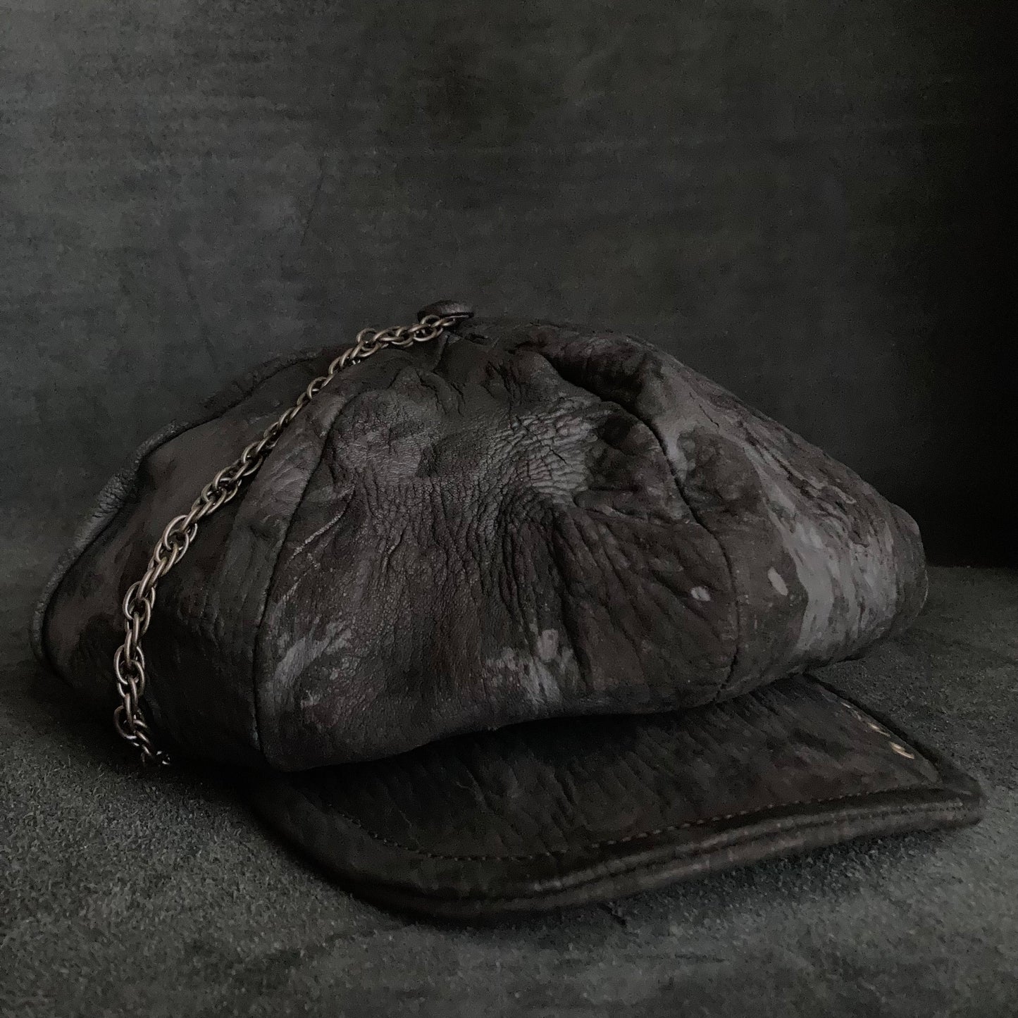 Big volume bleach leather chain casquette (brim core)