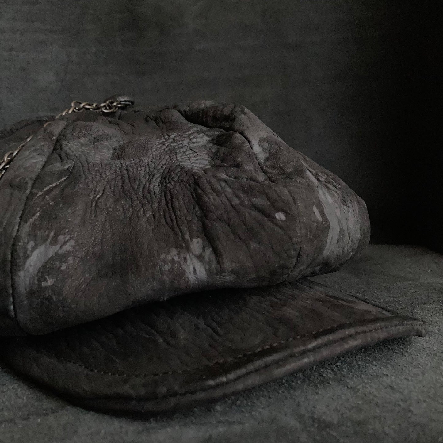 Big volume bleach leather chain casquette (brim core)