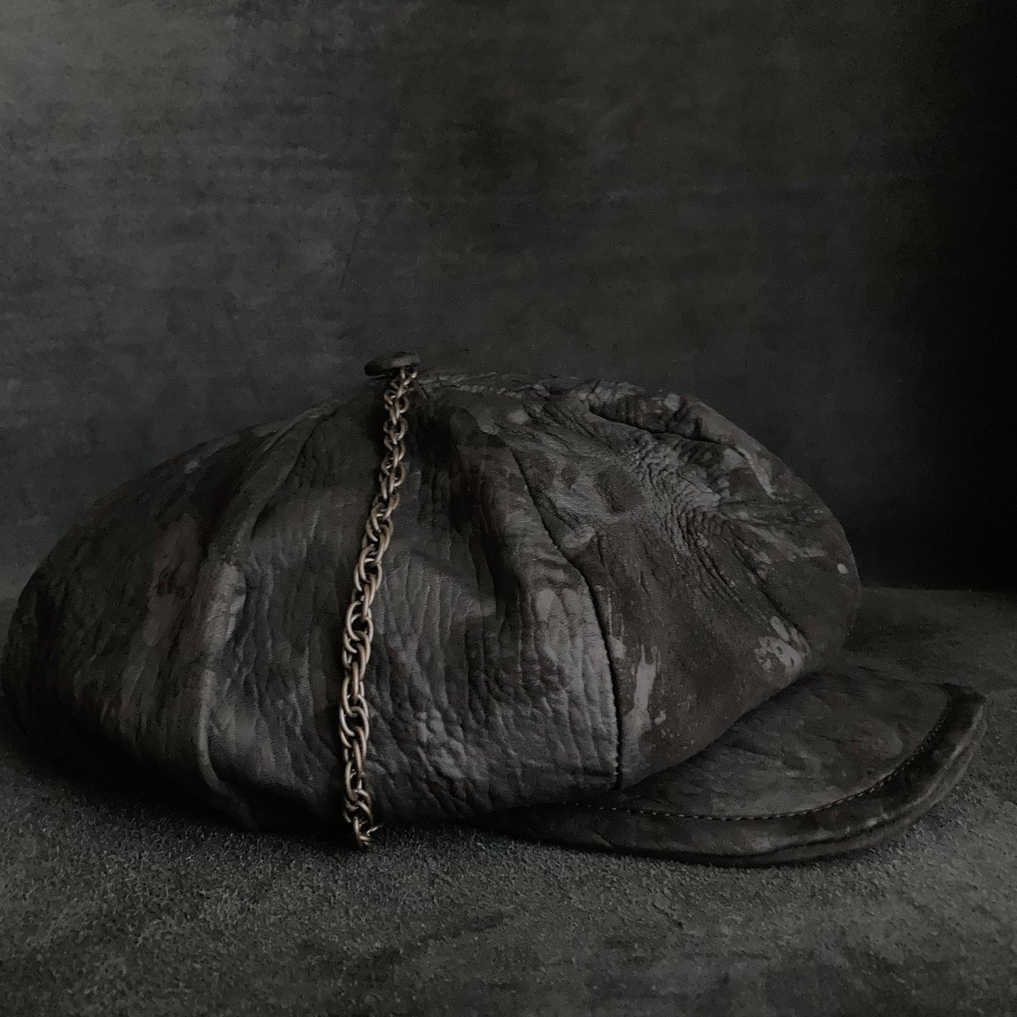 Big volume bleach leather chain casquette (brim core)