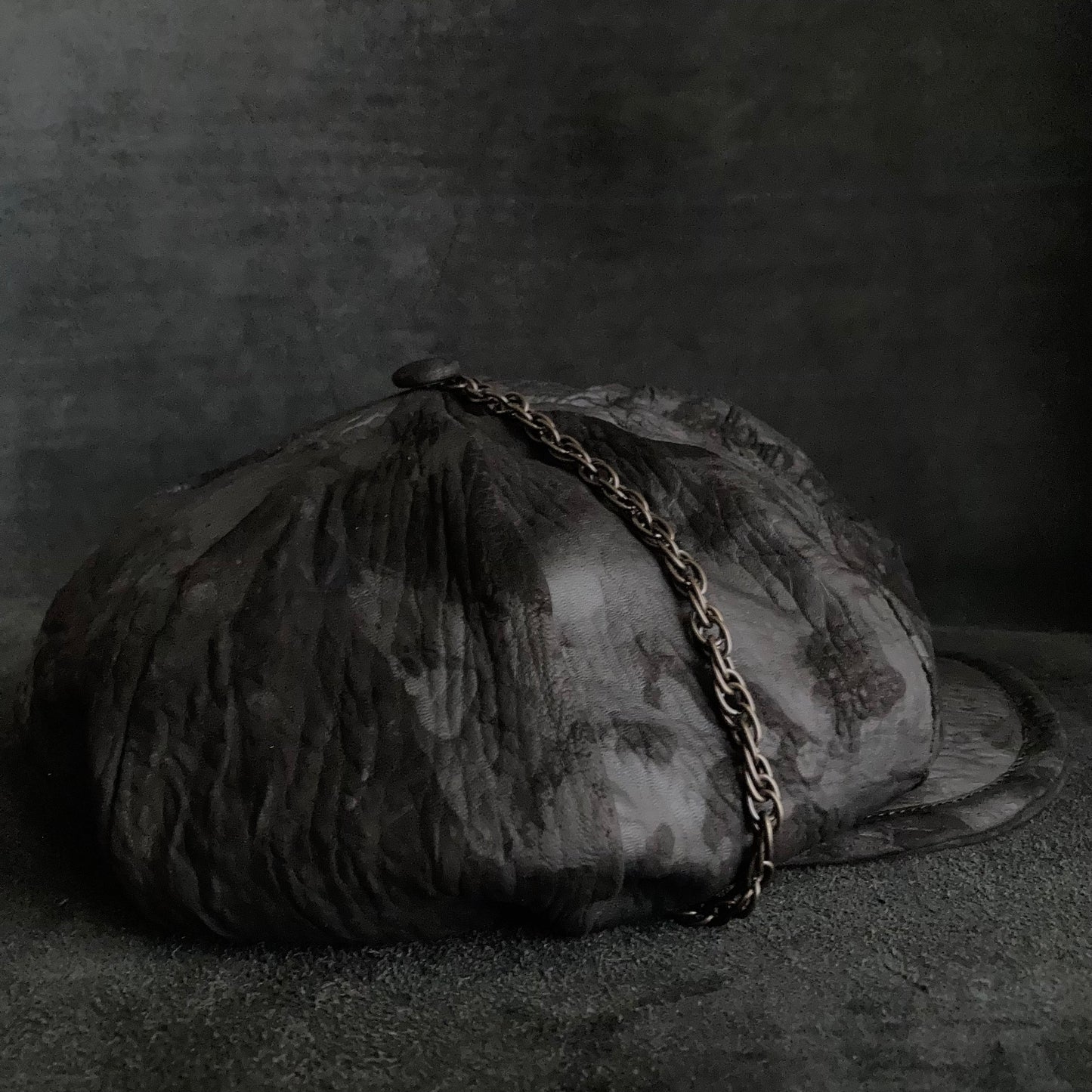 Big volume bleach leather chain casquette (brim core)