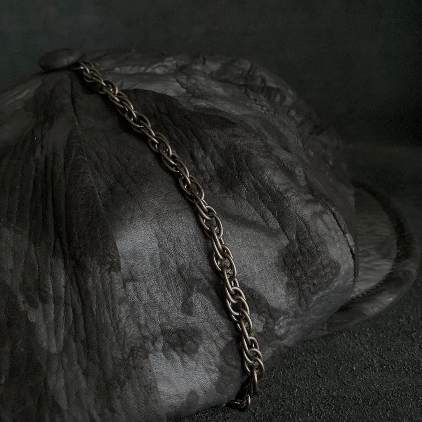 Big volume bleach leather chain casquette (brim core)