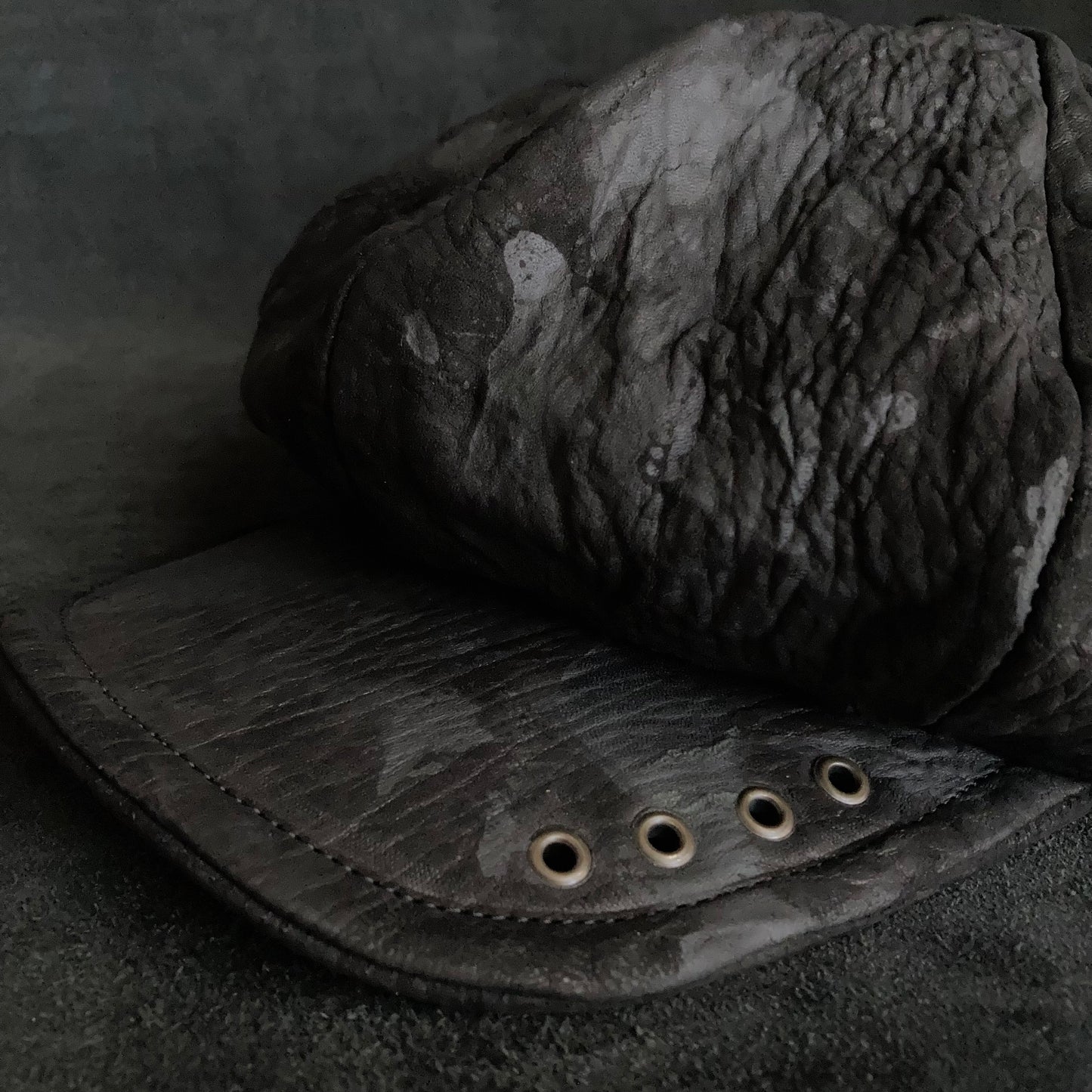 Big volume bleach leather chain casquette (brim core)