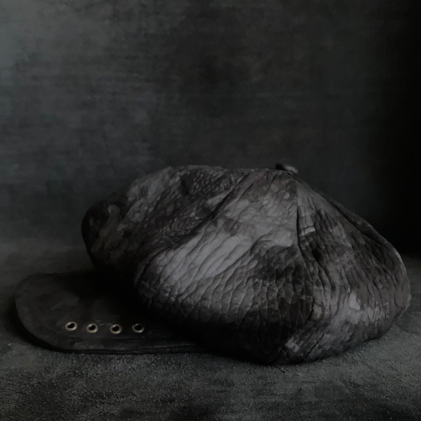 Big volume bleach leather chain casquette (brim core)