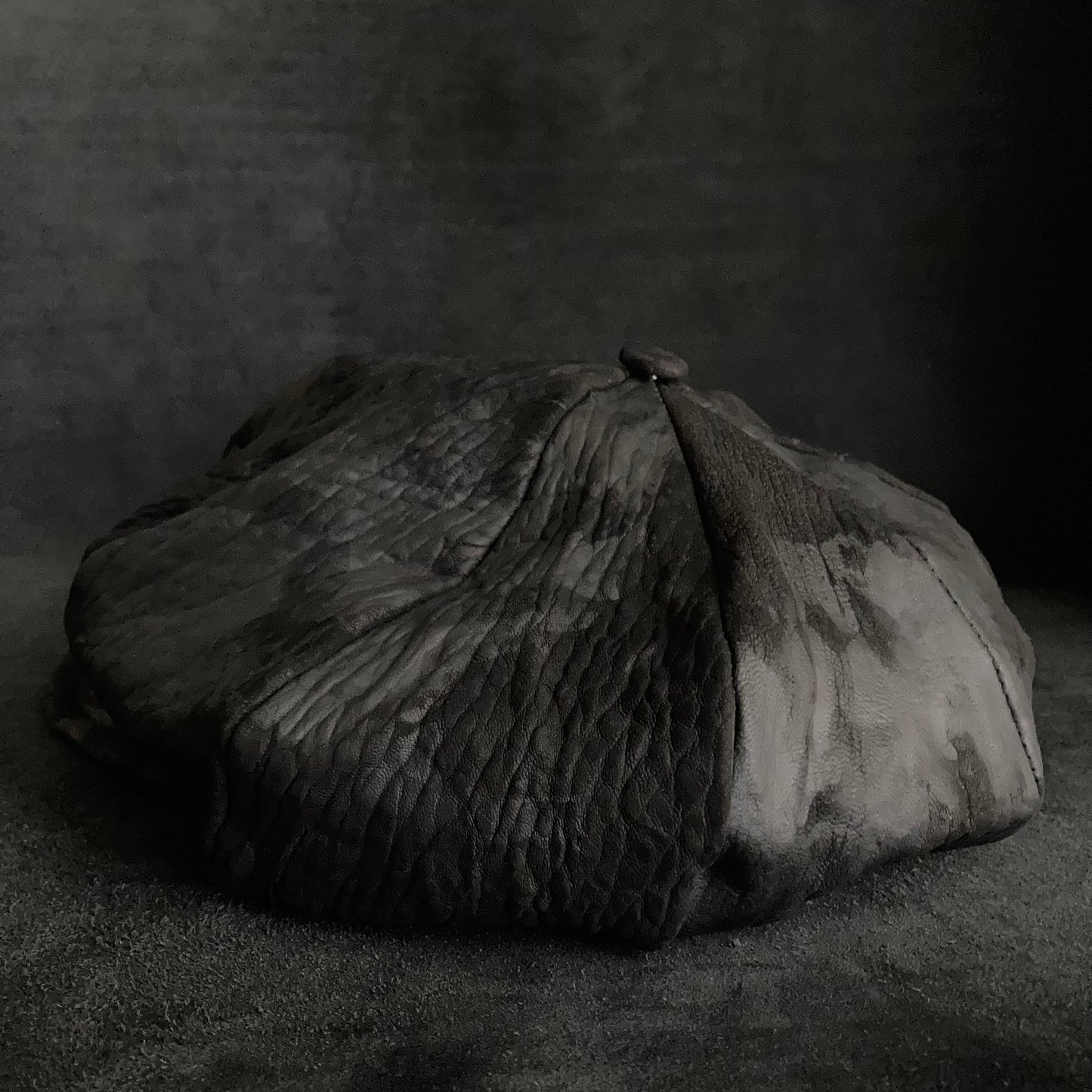 Big volume bleach leather chain casquette (brim core)