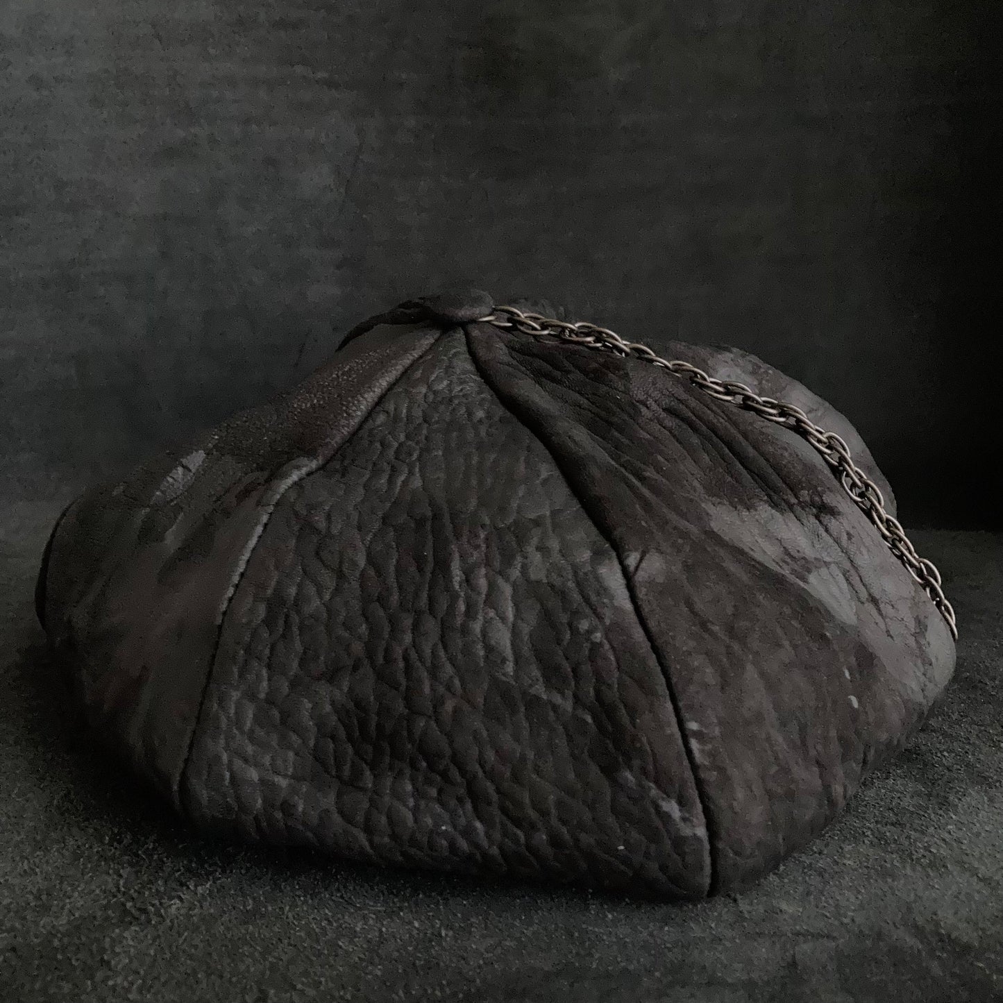 Big volume bleach leather chain casquette (brim core)