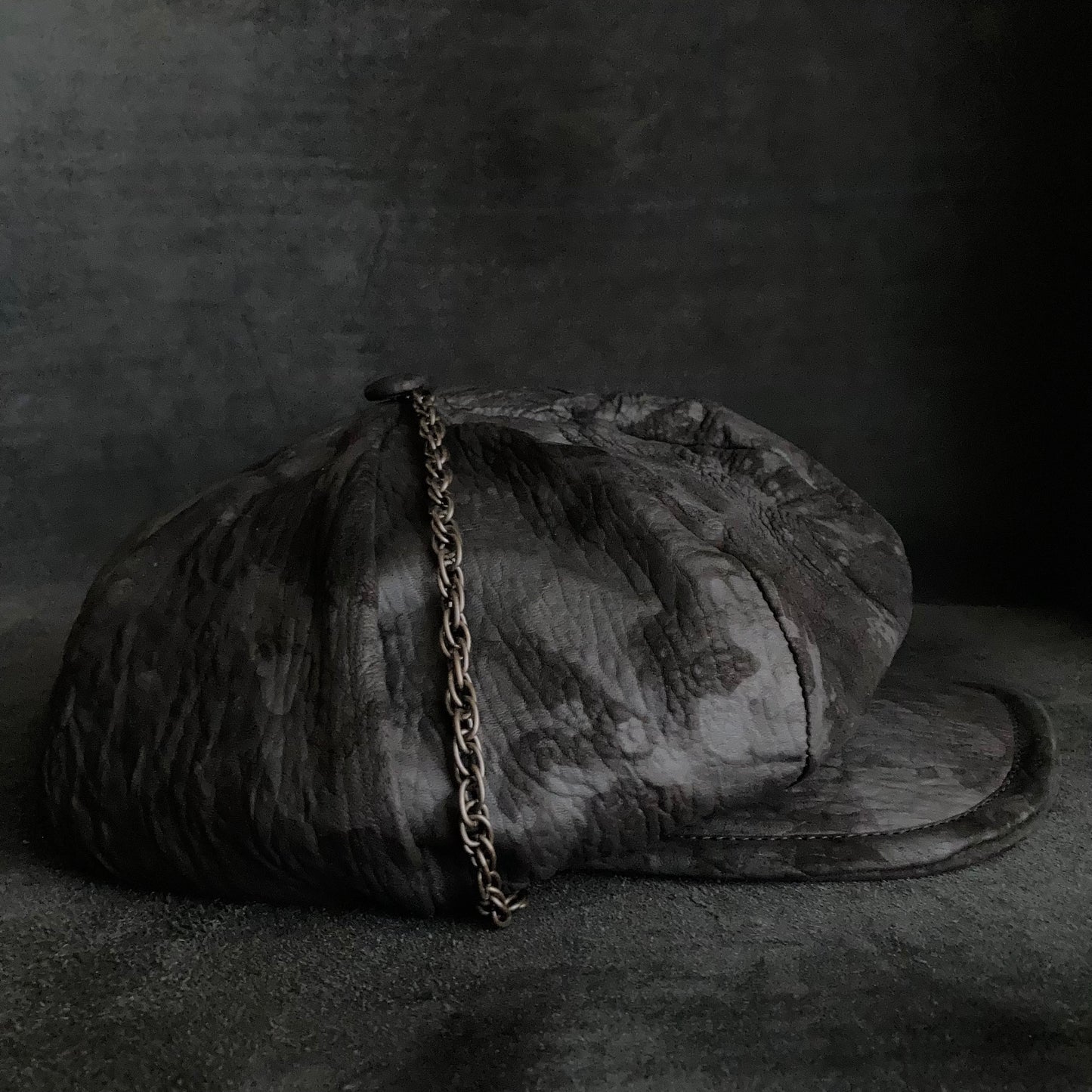 Big volume bleach leather chain casquette (brim core)