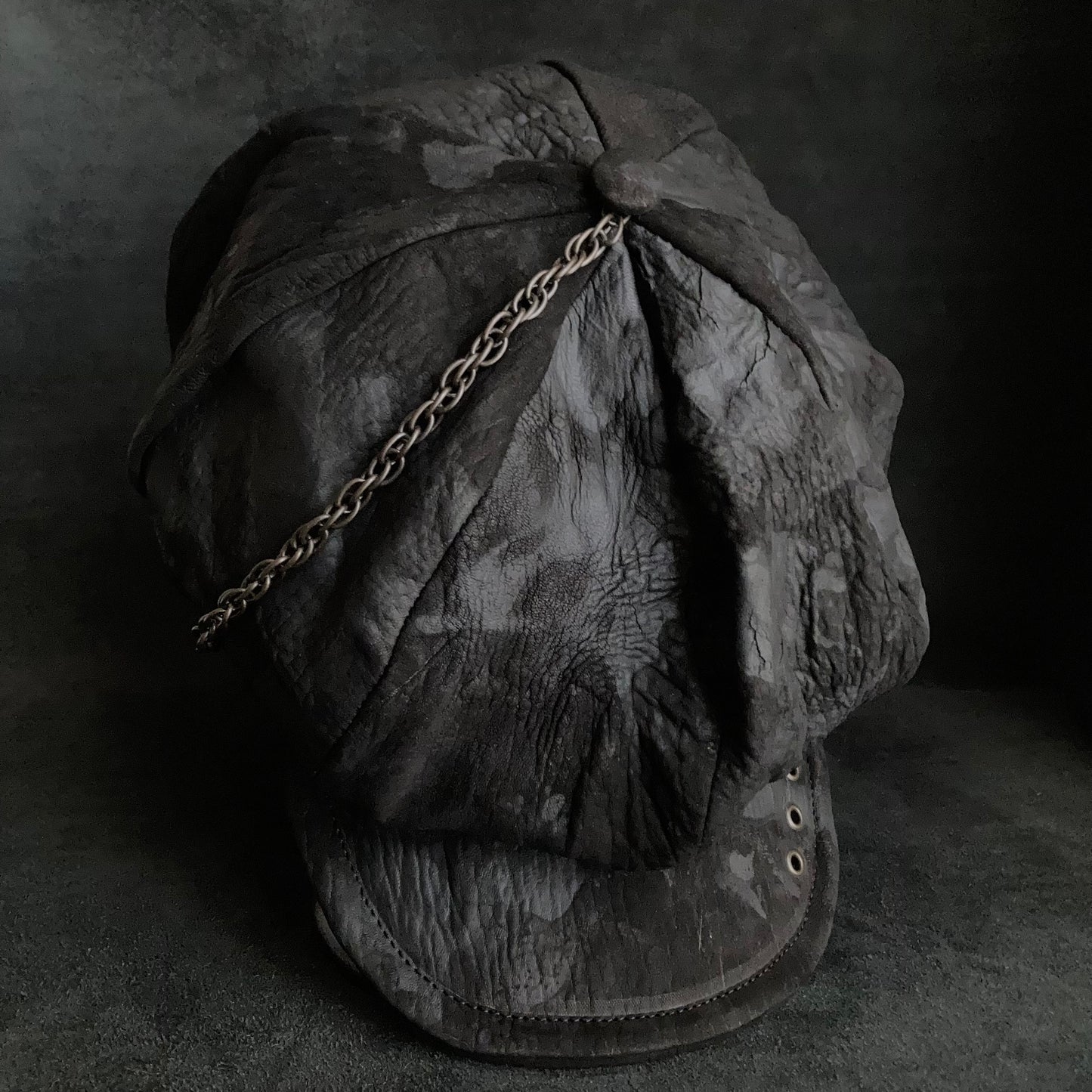 Big volume bleach leather chain casquette (brim core)