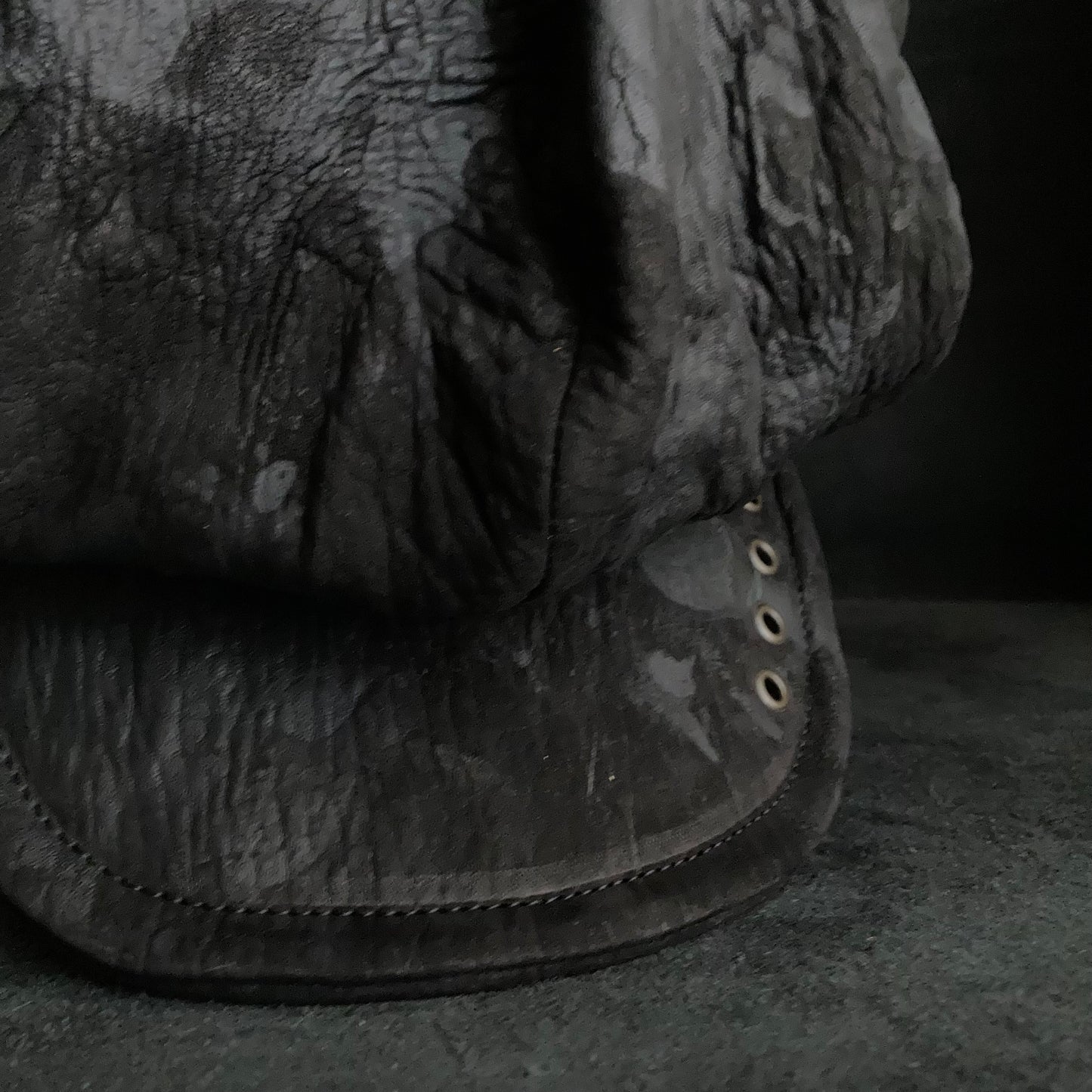 Big volume bleach leather chain casquette (brim core)