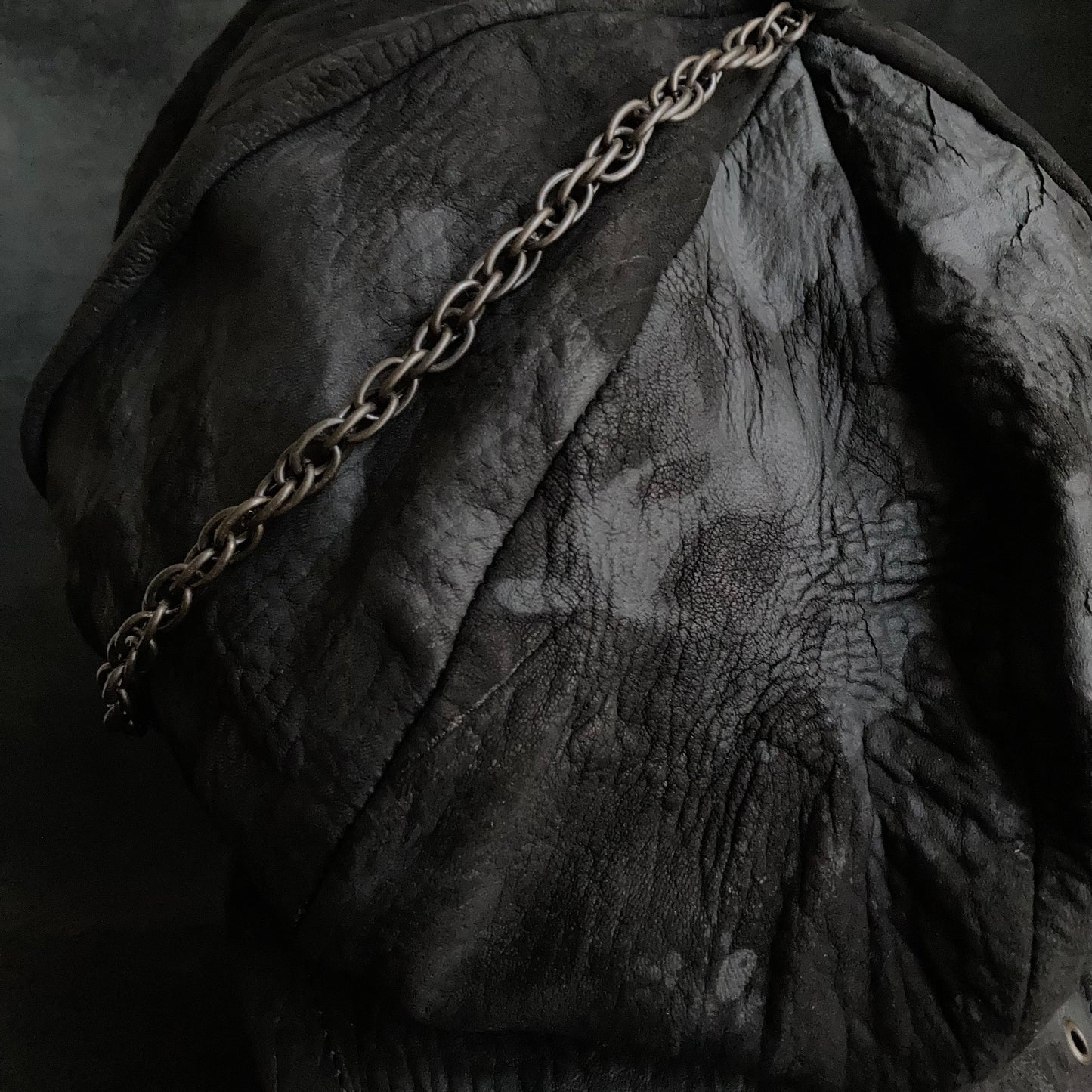 Big volume bleach leather chain casquette (brim core)