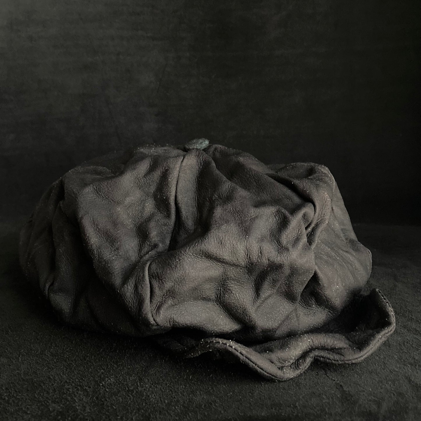 Washed black leather big volume casquette