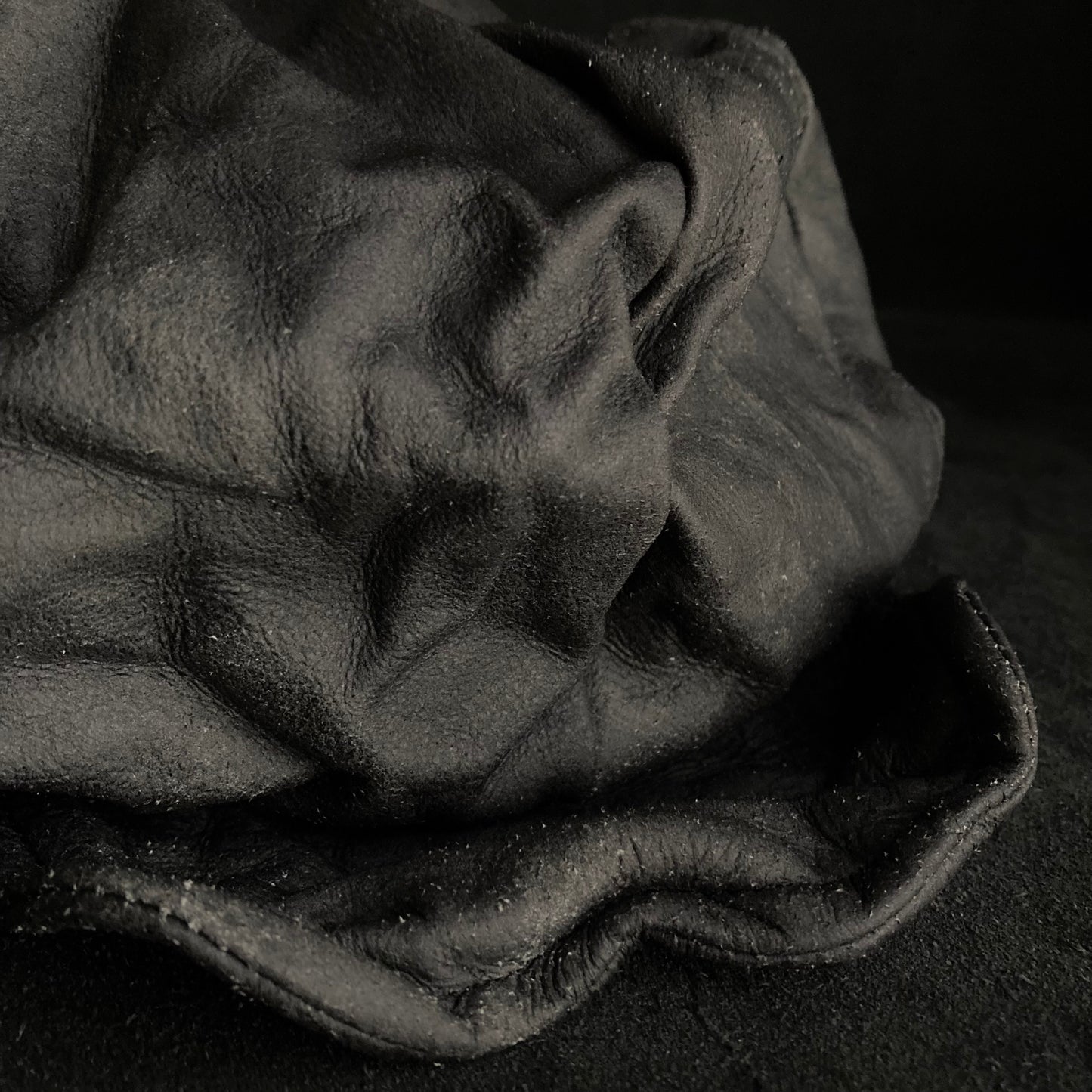 Washed black leather big volume casquette