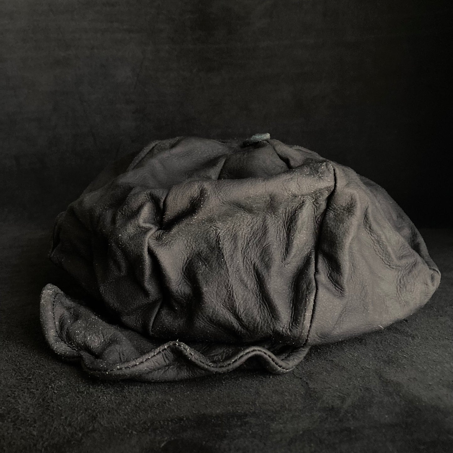 Washed black leather big volume casquette