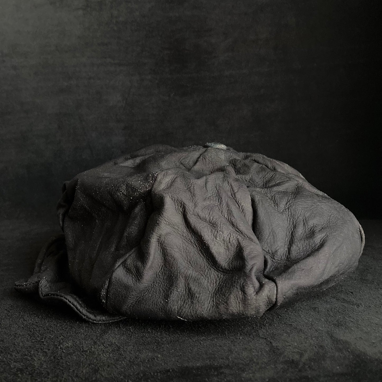 Washed black leather big volume casquette