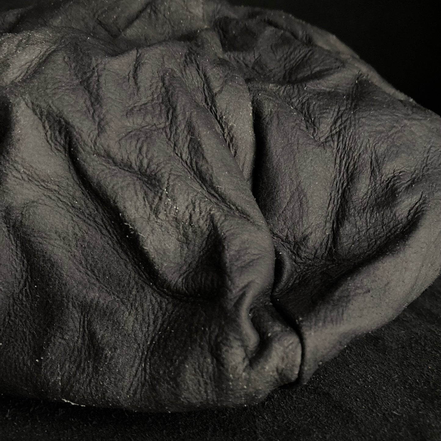 Washed black leather big volume casquette