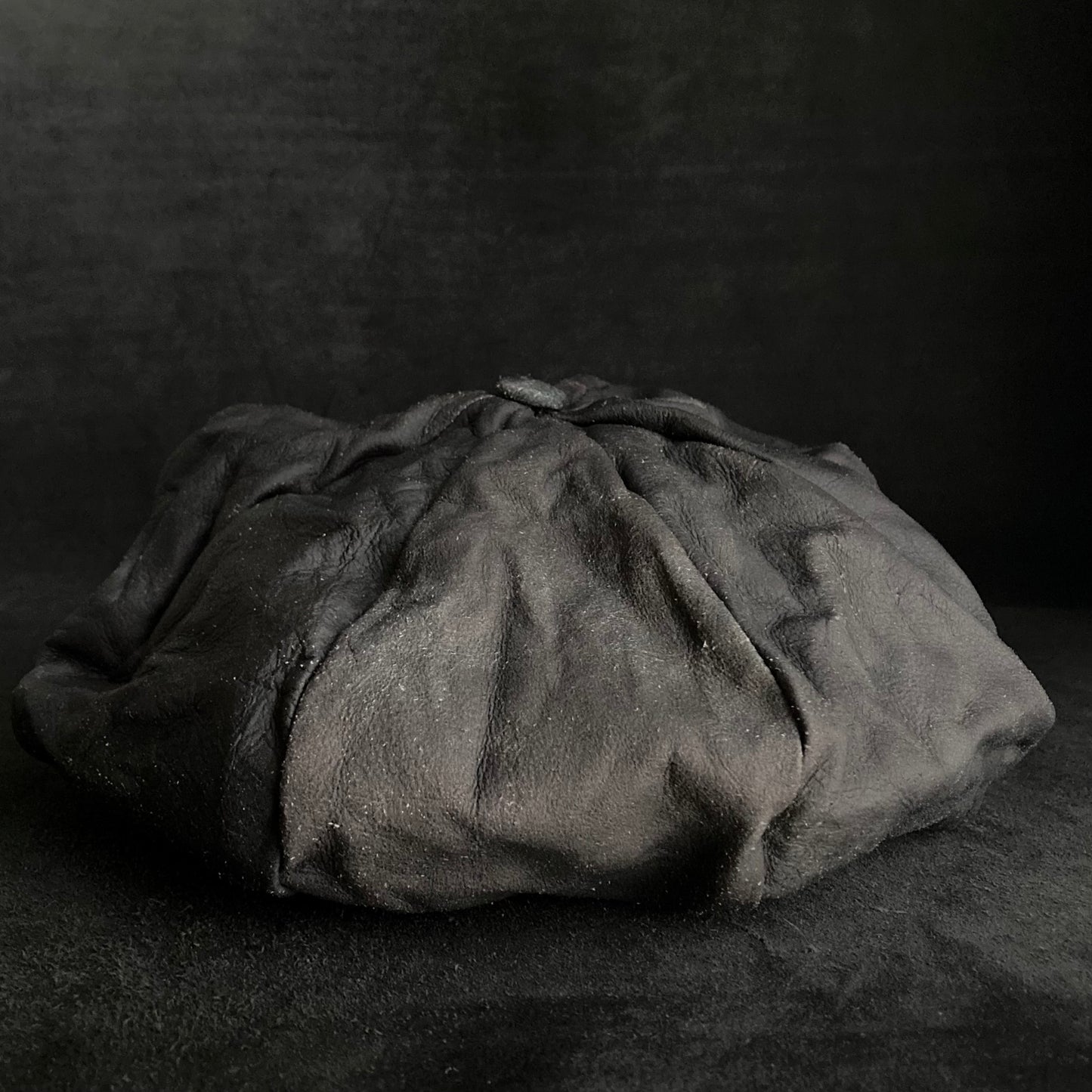 Washed black leather big volume casquette