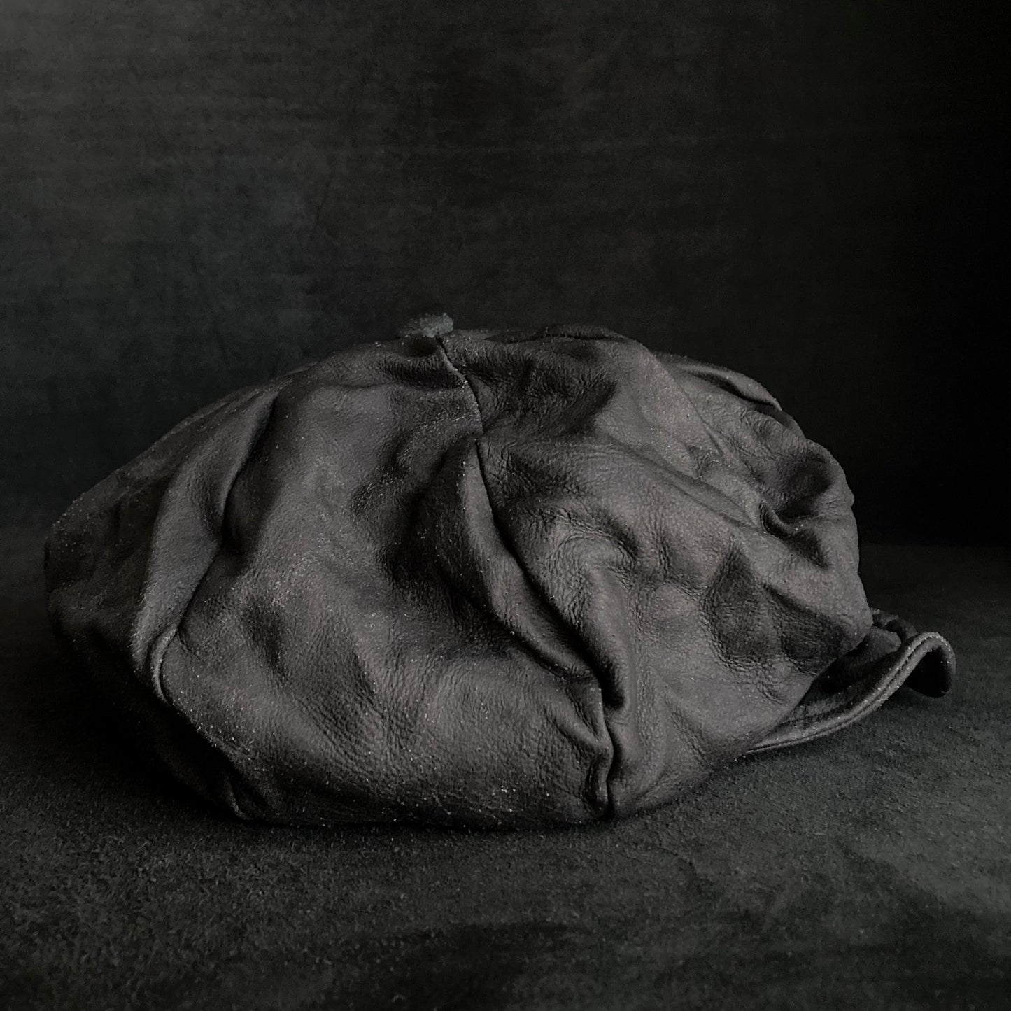 Washed black leather big volume casquette