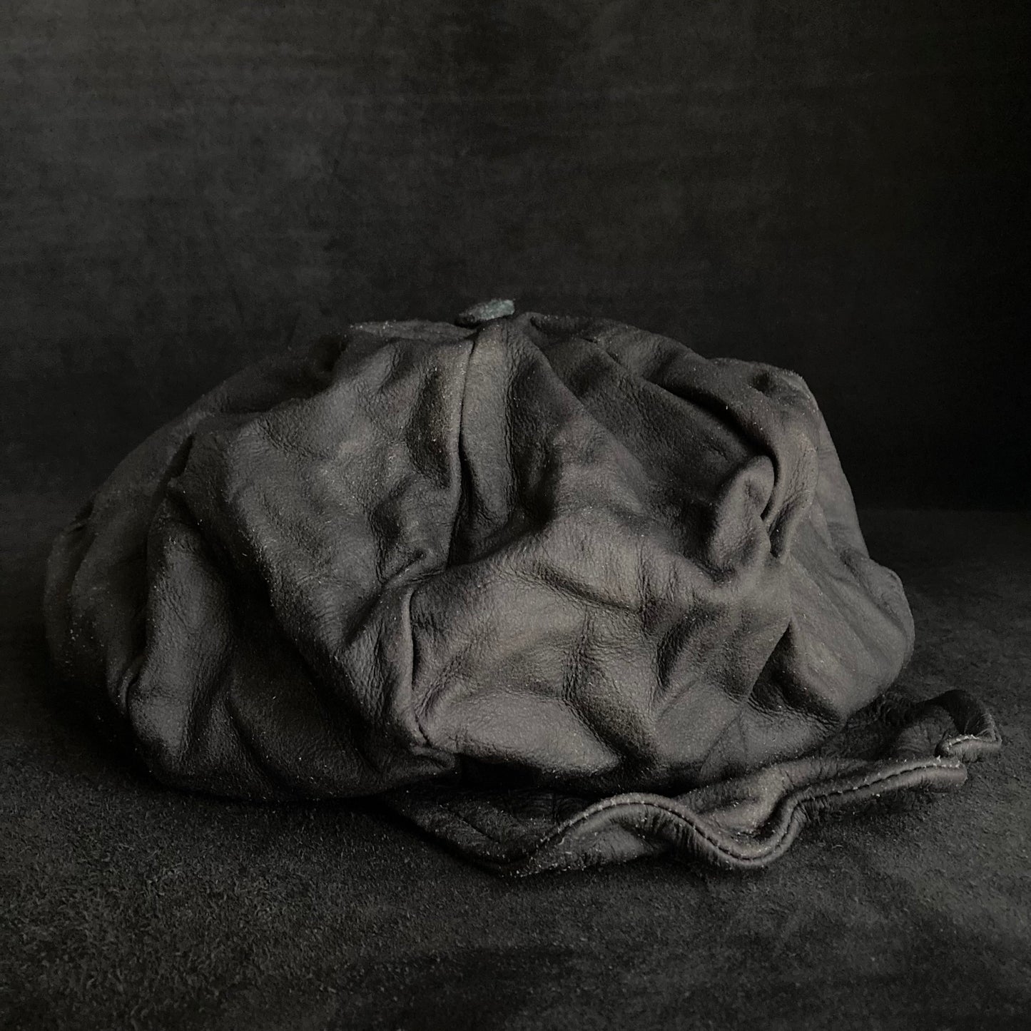 Washed black leather big volume casquette