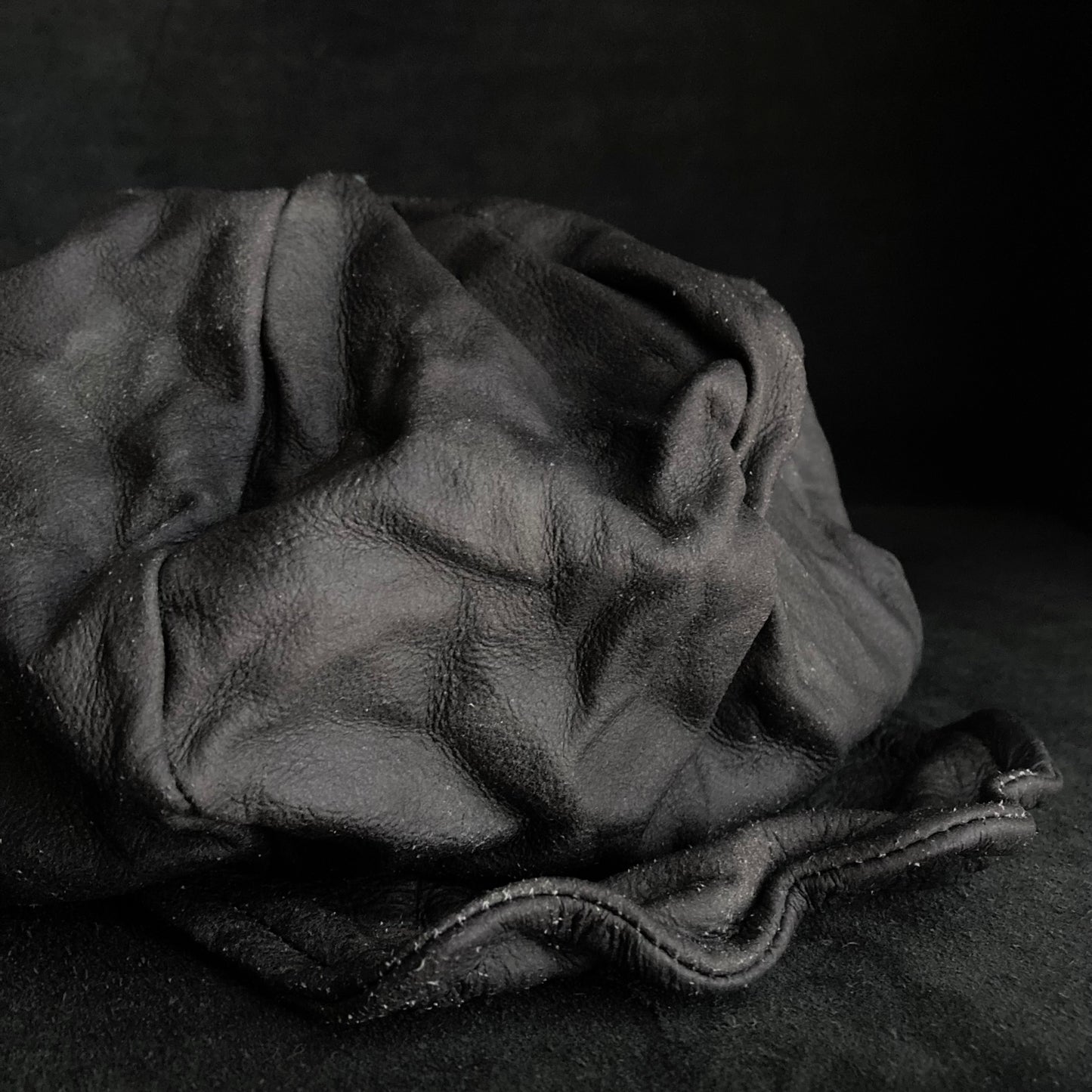 Washed black leather big volume casquette