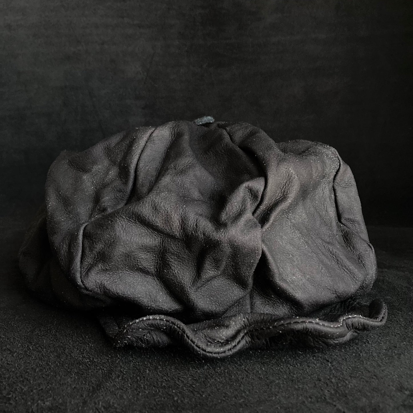 Washed black leather big volume casquette