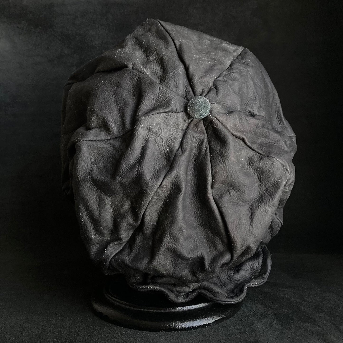 Washed black leather big volume casquette