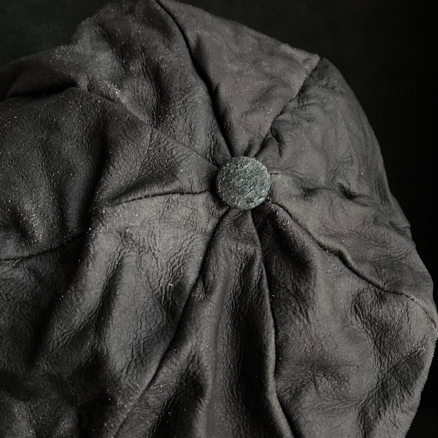 Washed black leather big volume casquette