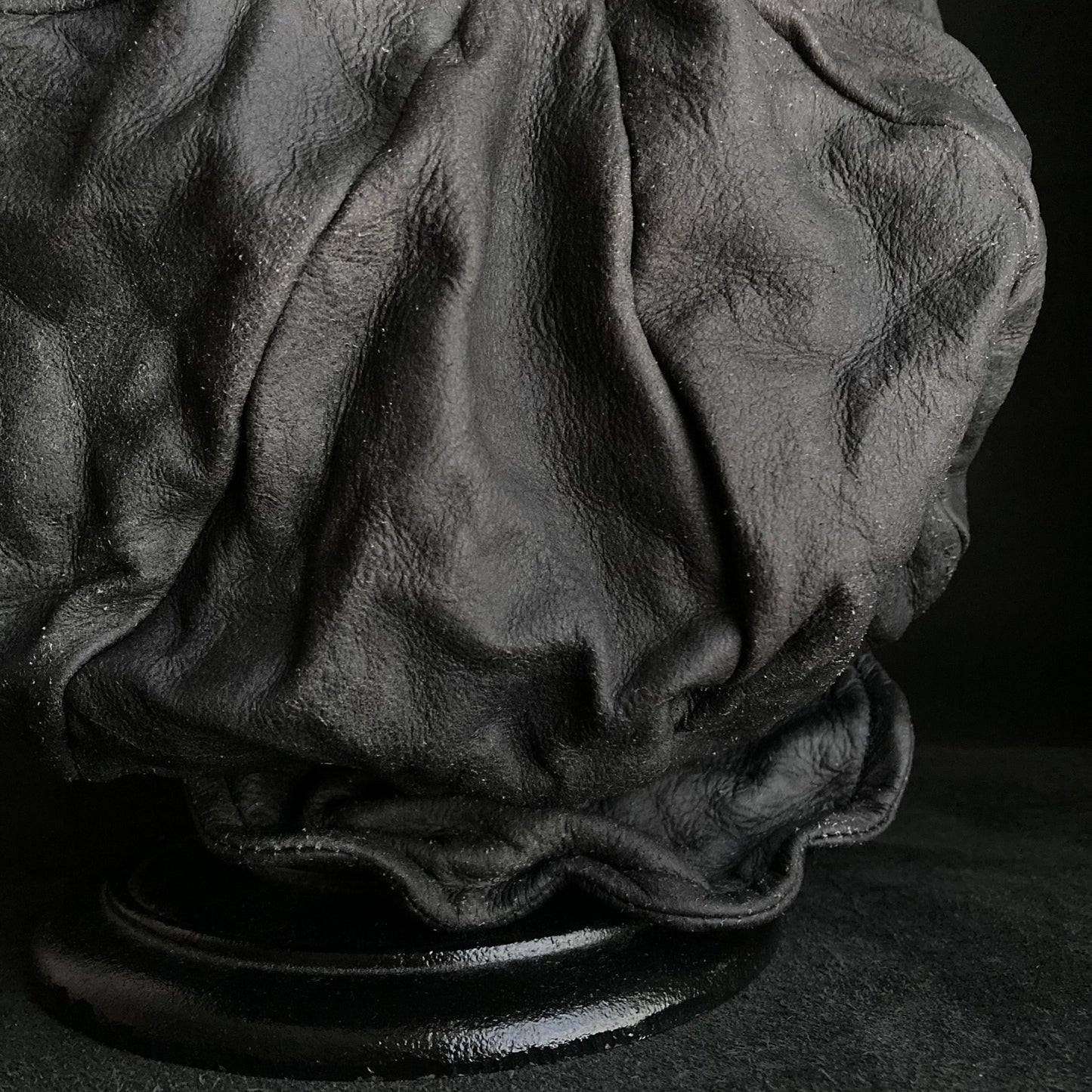 Washed black leather big volume casquette