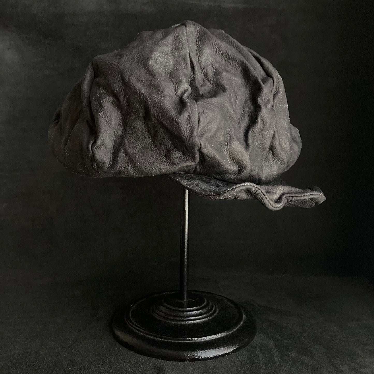 Washed black leather big volume casquette