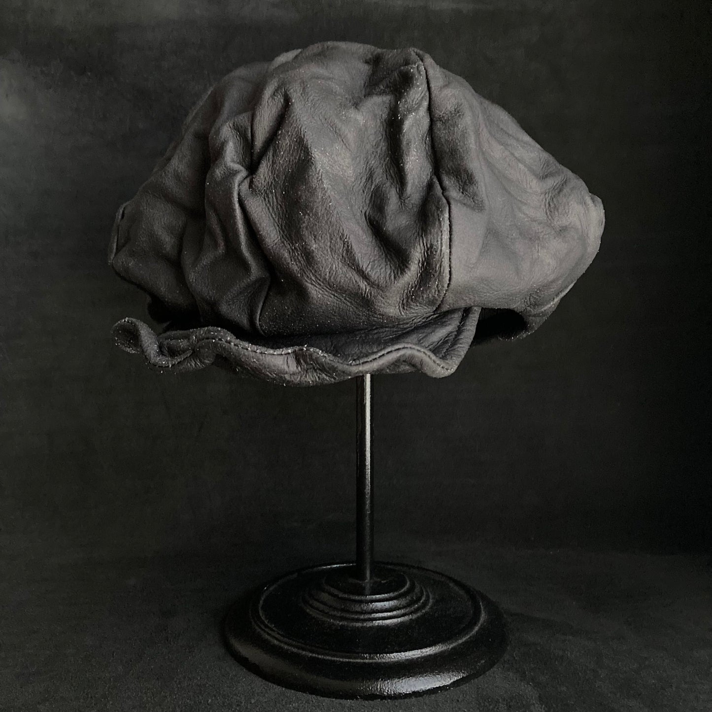 Washed black leather big volume casquette