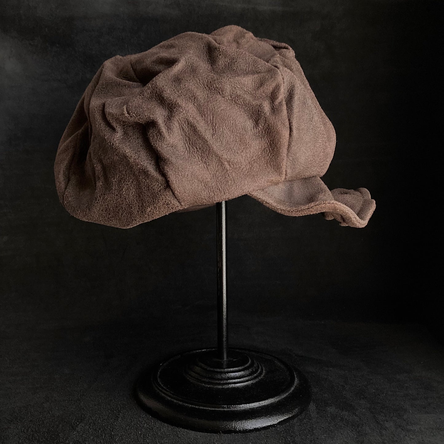 Washed brown leather big volume casquette