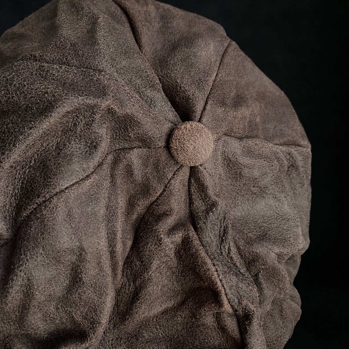 Washed brown leather big volume casquette