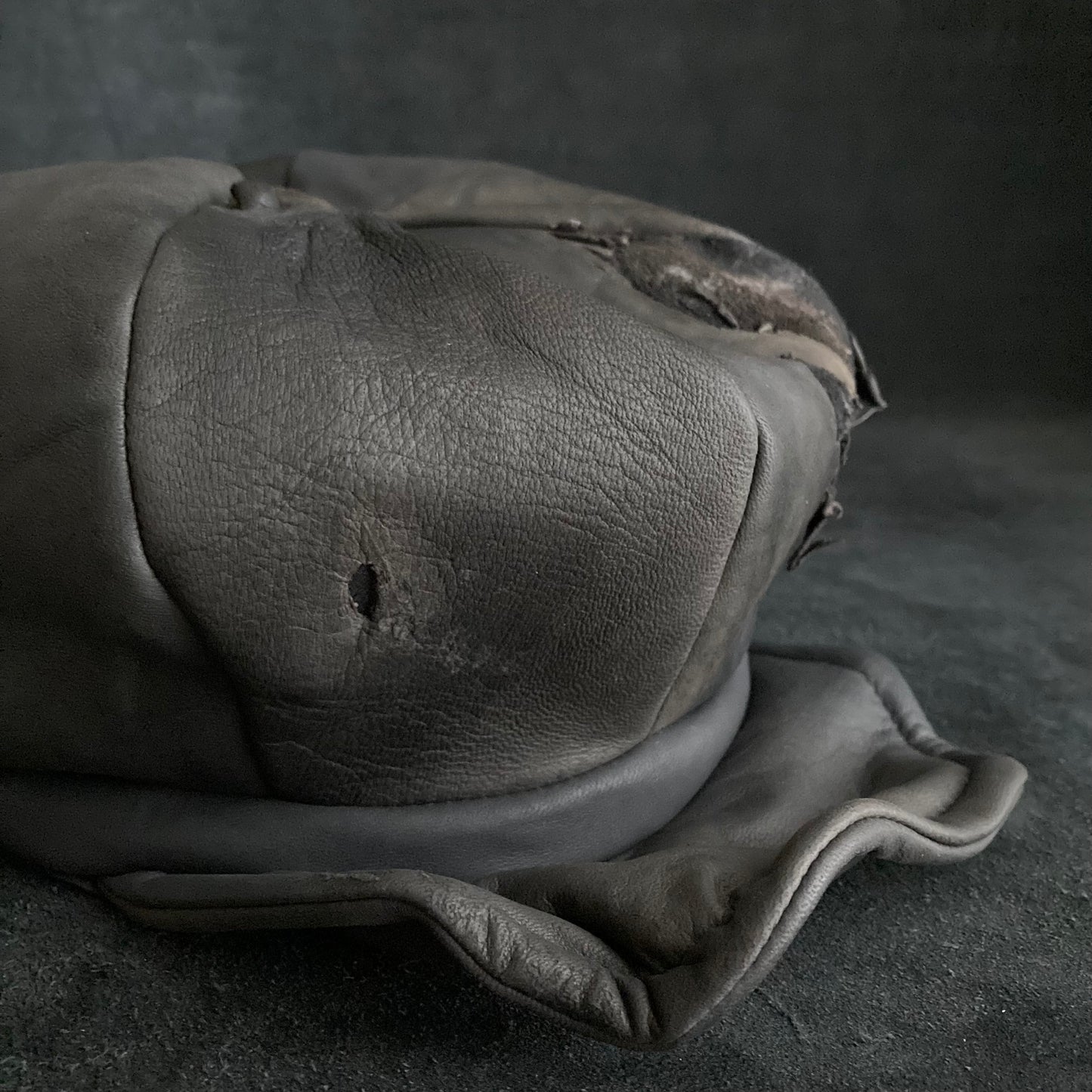 Deep claw marks gray  leather casquette