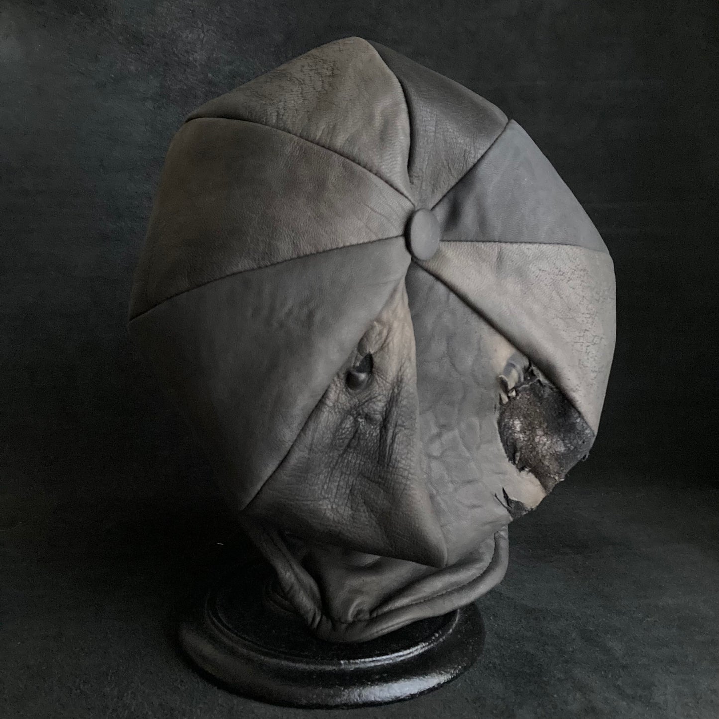 Deep claw marks gray  leather casquette