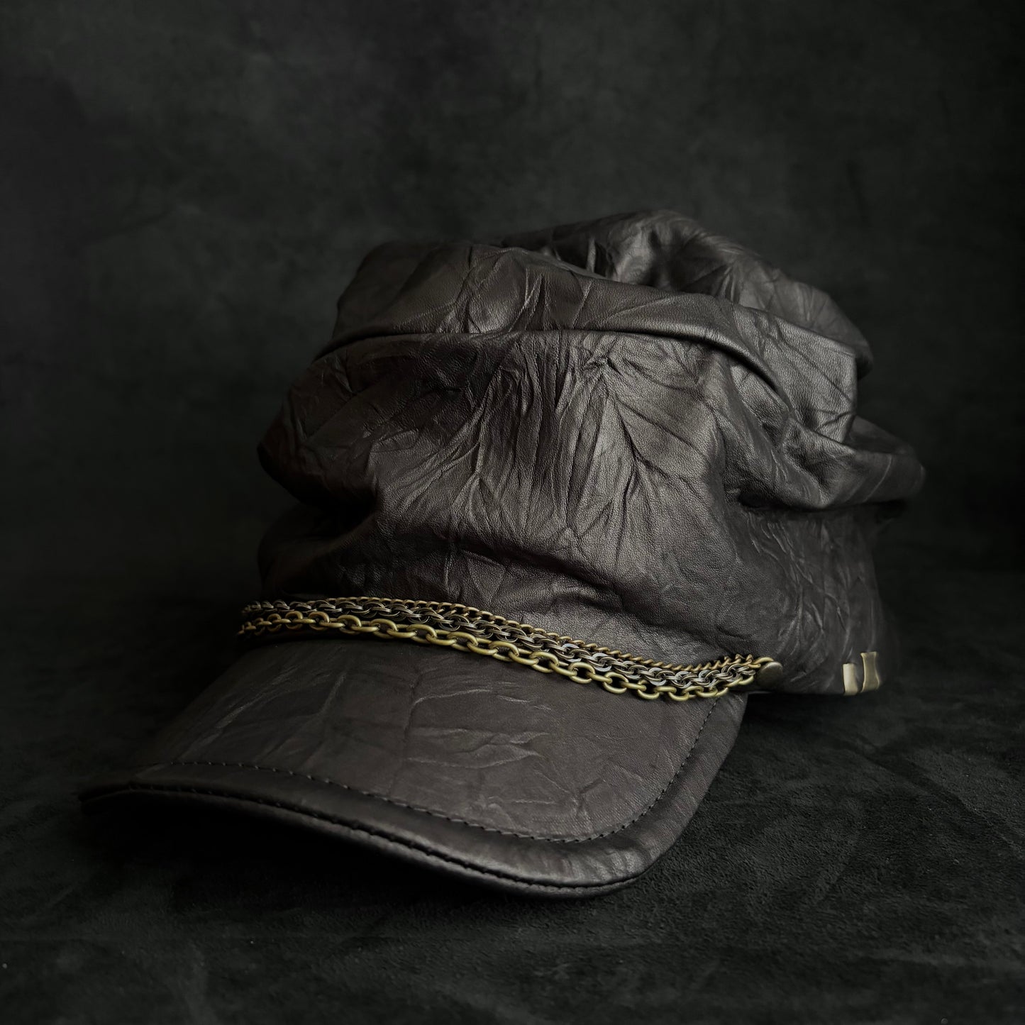 Wrinkle hide chain turn cap