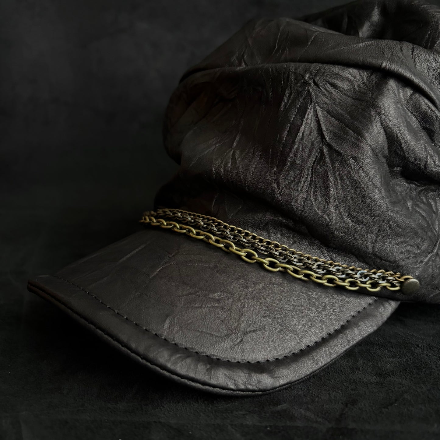 Wrinkle hide chain turn cap