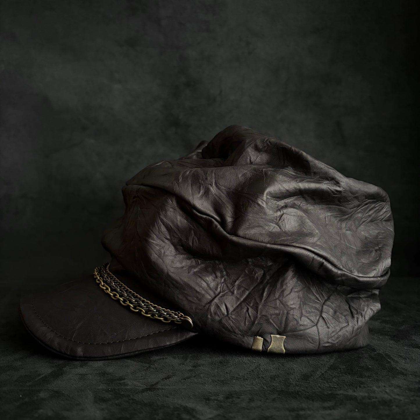 Wrinkle hide chain turn cap