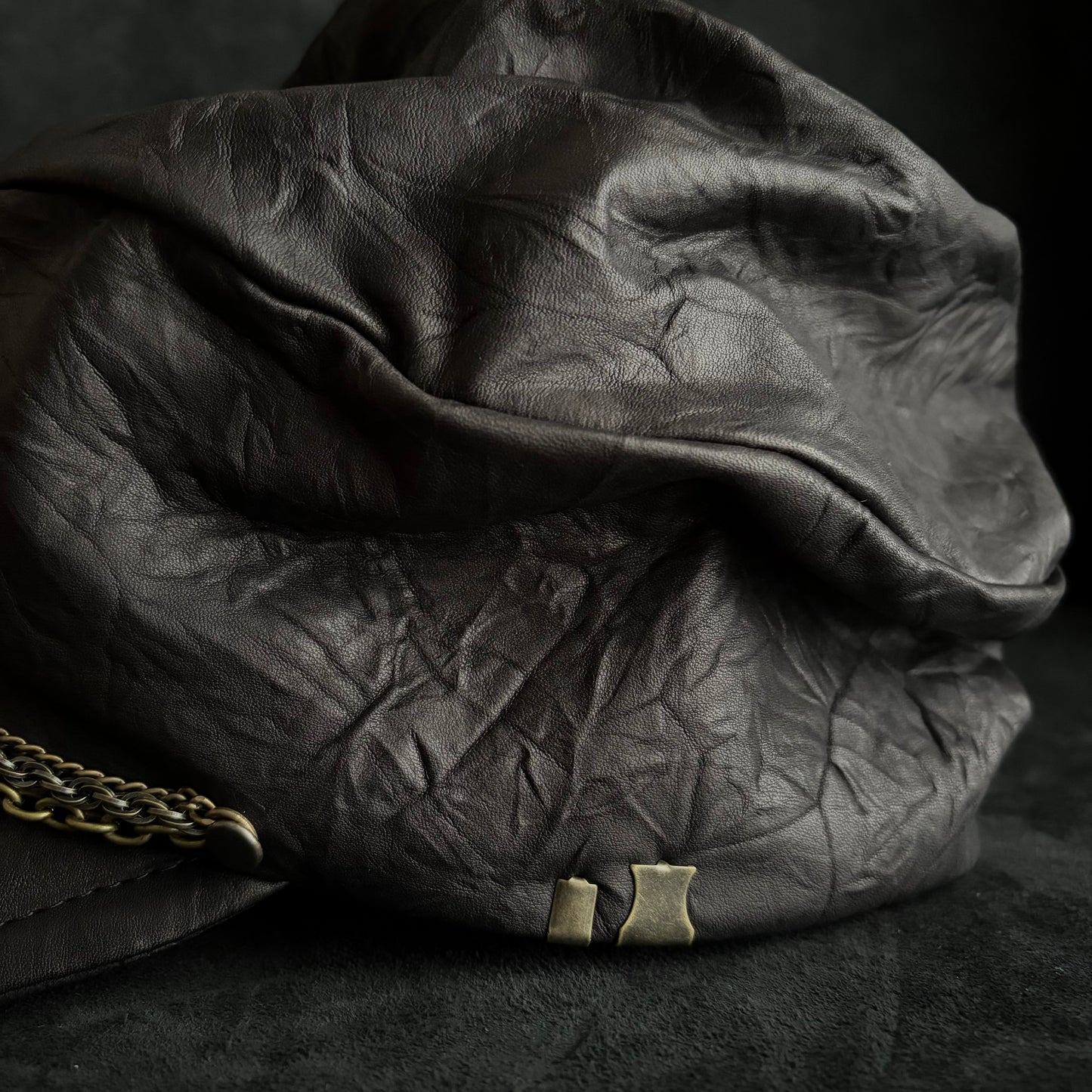 Wrinkle hide chain turn cap