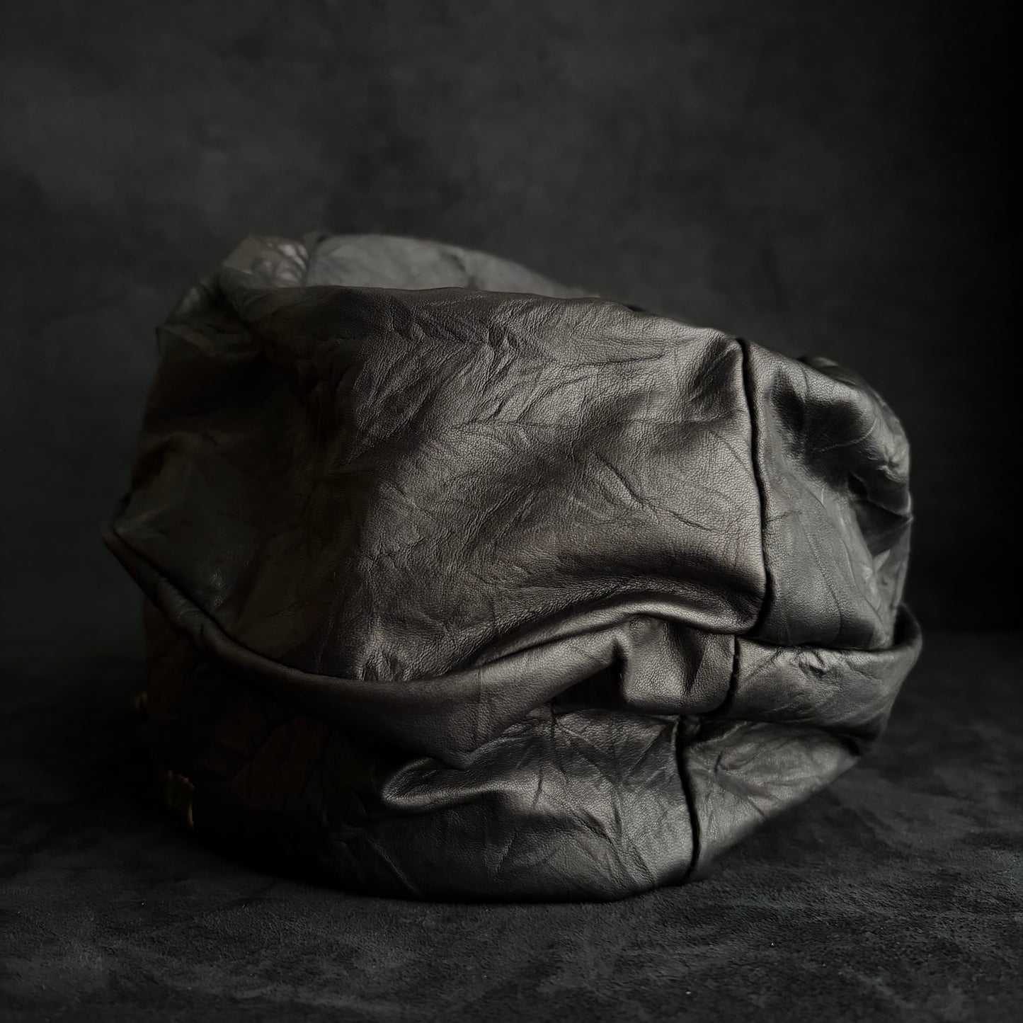 Wrinkle hide chain turn cap